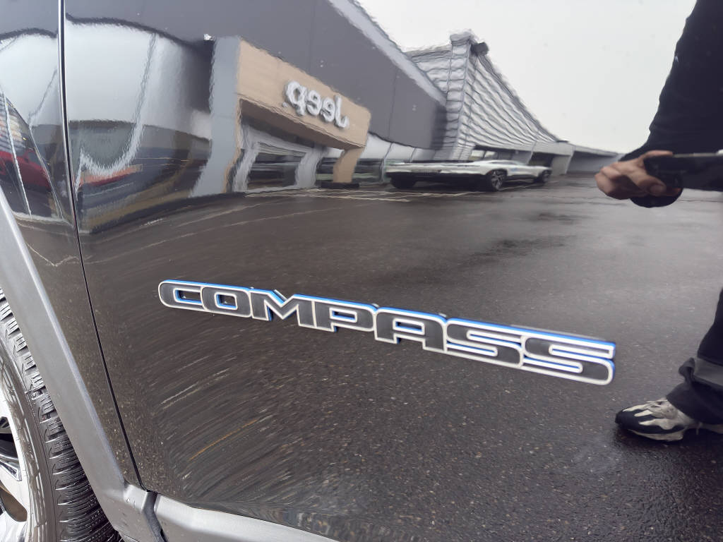 JEEP Compass 1.3 Swiss Limited 240PS 4xe-image-17