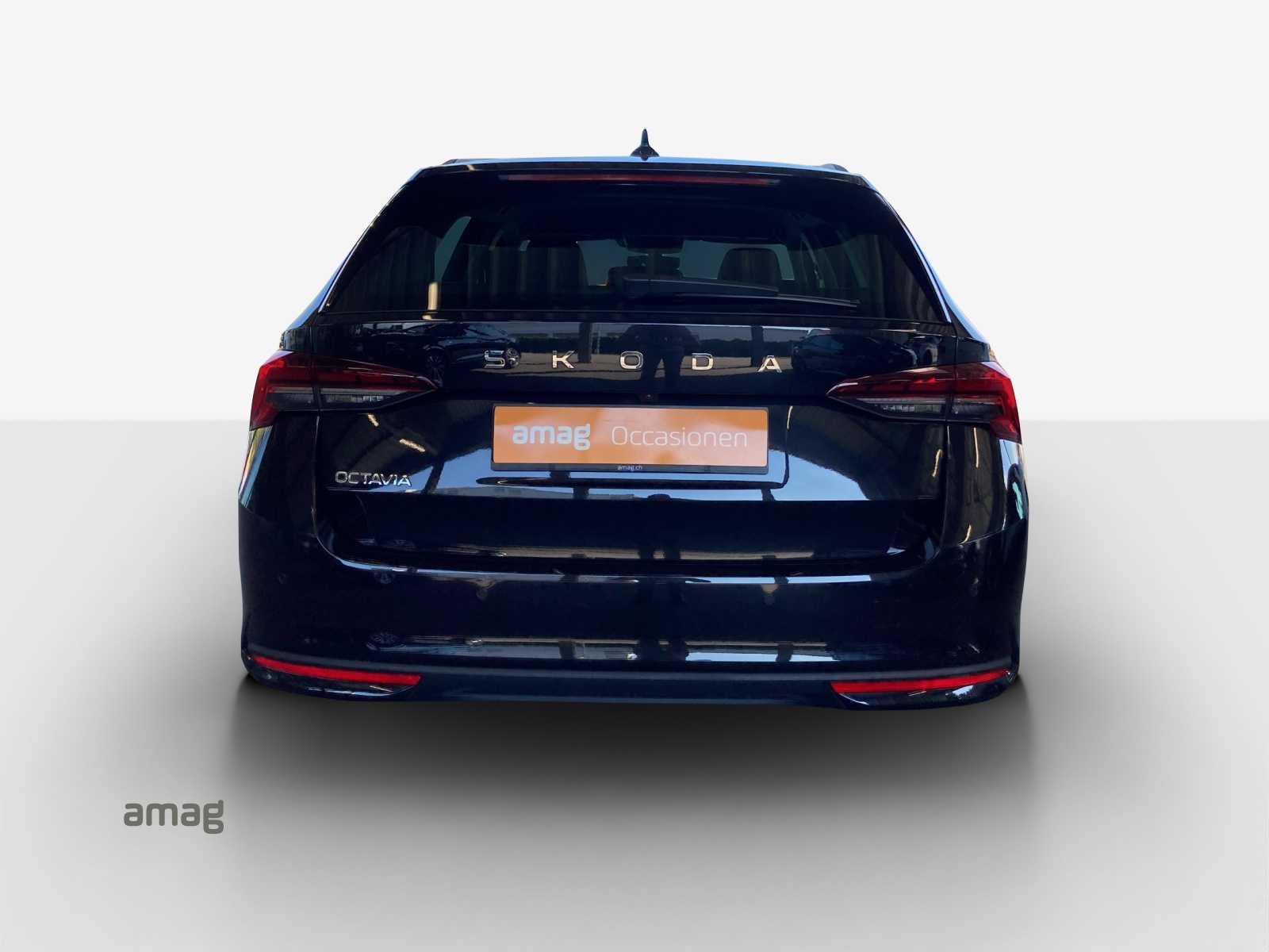 SKODA Octavia Combi 2.0 TDI DSG Selection-showroom-element-3