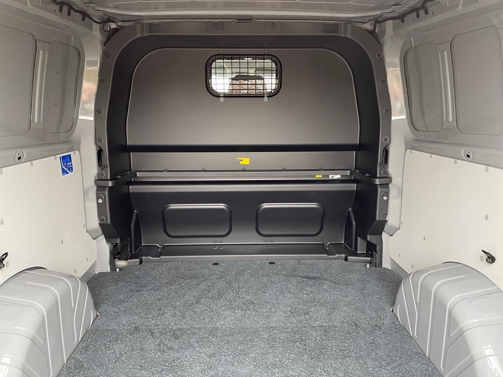 VW Transporter 2.0 TDI Lang 4Motion-image-6