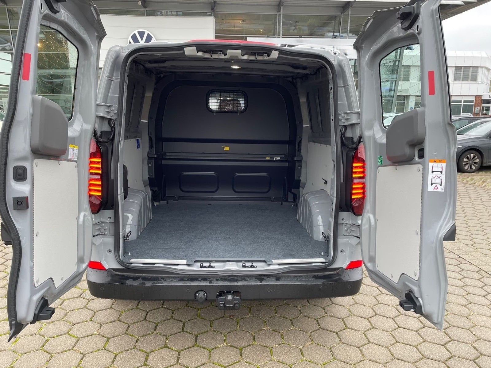 VW Transporter 2.0 TDI Lang 4Motion-image-5