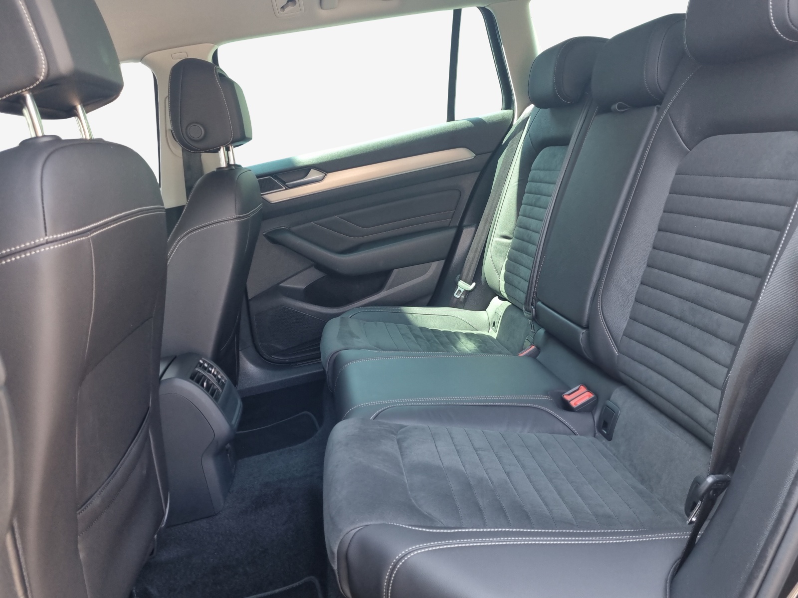 VW Passat 2.0 TDI BMT Elegance 4Motion DSG-image-11