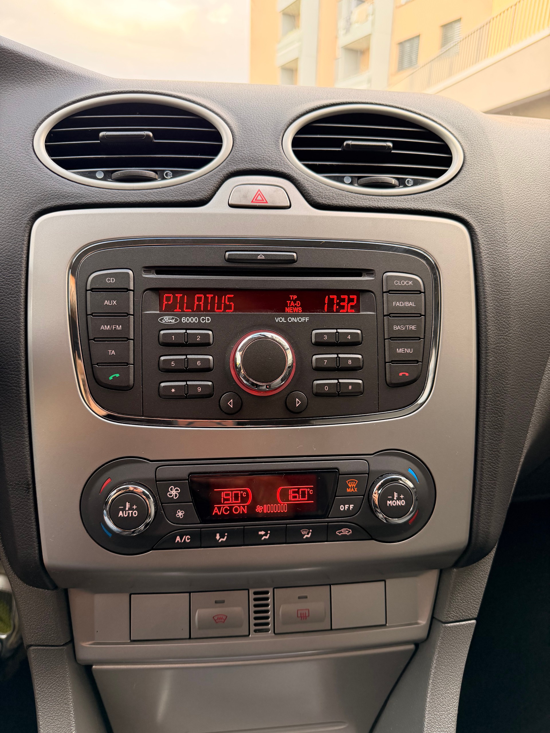 FORD Focus 1.8i Titanium-image-10