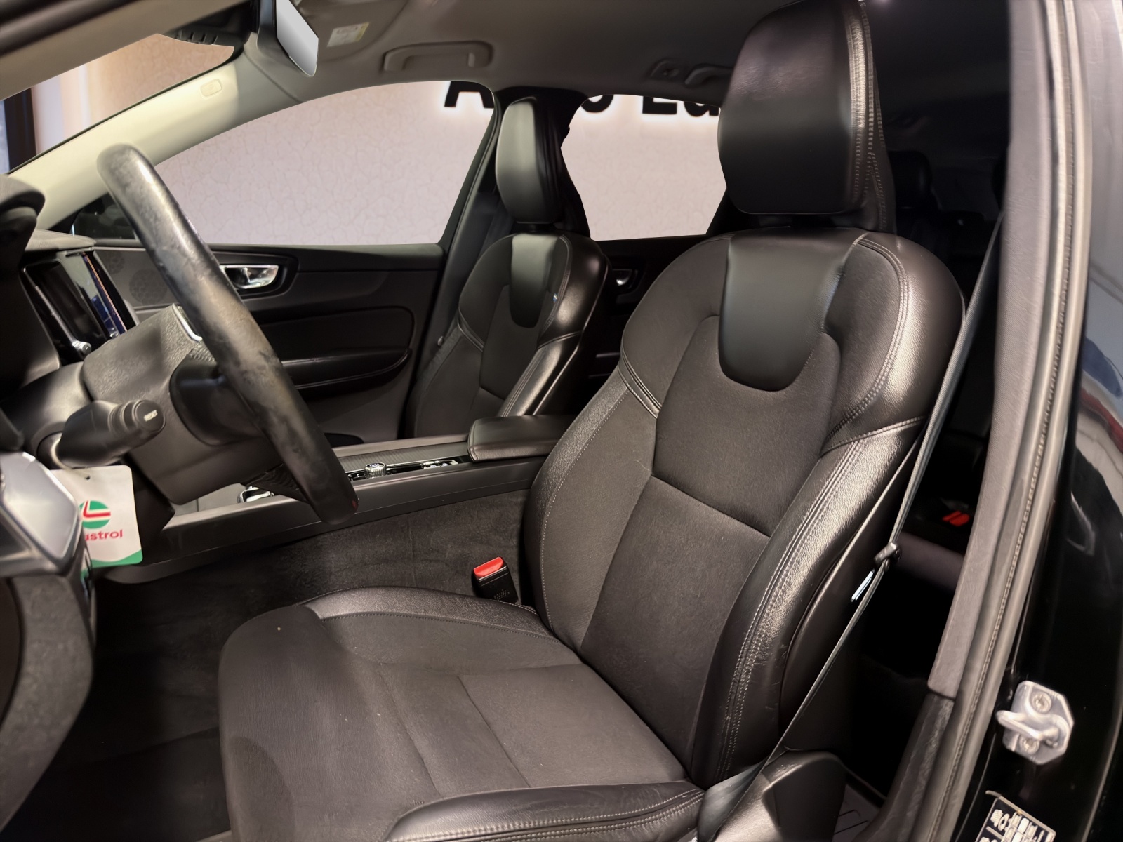 VOLVO XC60 B4 Diesel Mild Hybrid AWD Momentum Geartronic-image-11