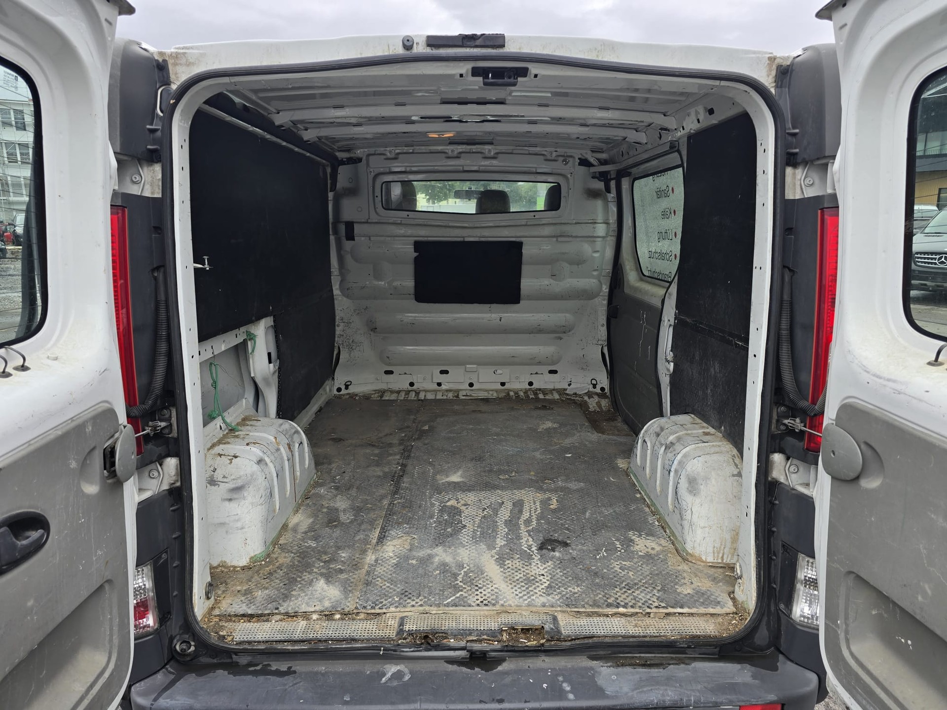 RENAULT Trafic 2.0 dCi 115 2.9t L1H1-image-8