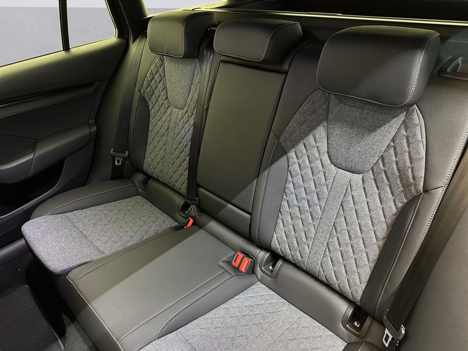 SKODA Octavia Combi 1.5 TSI mHEV DSG Dynamic-image-11