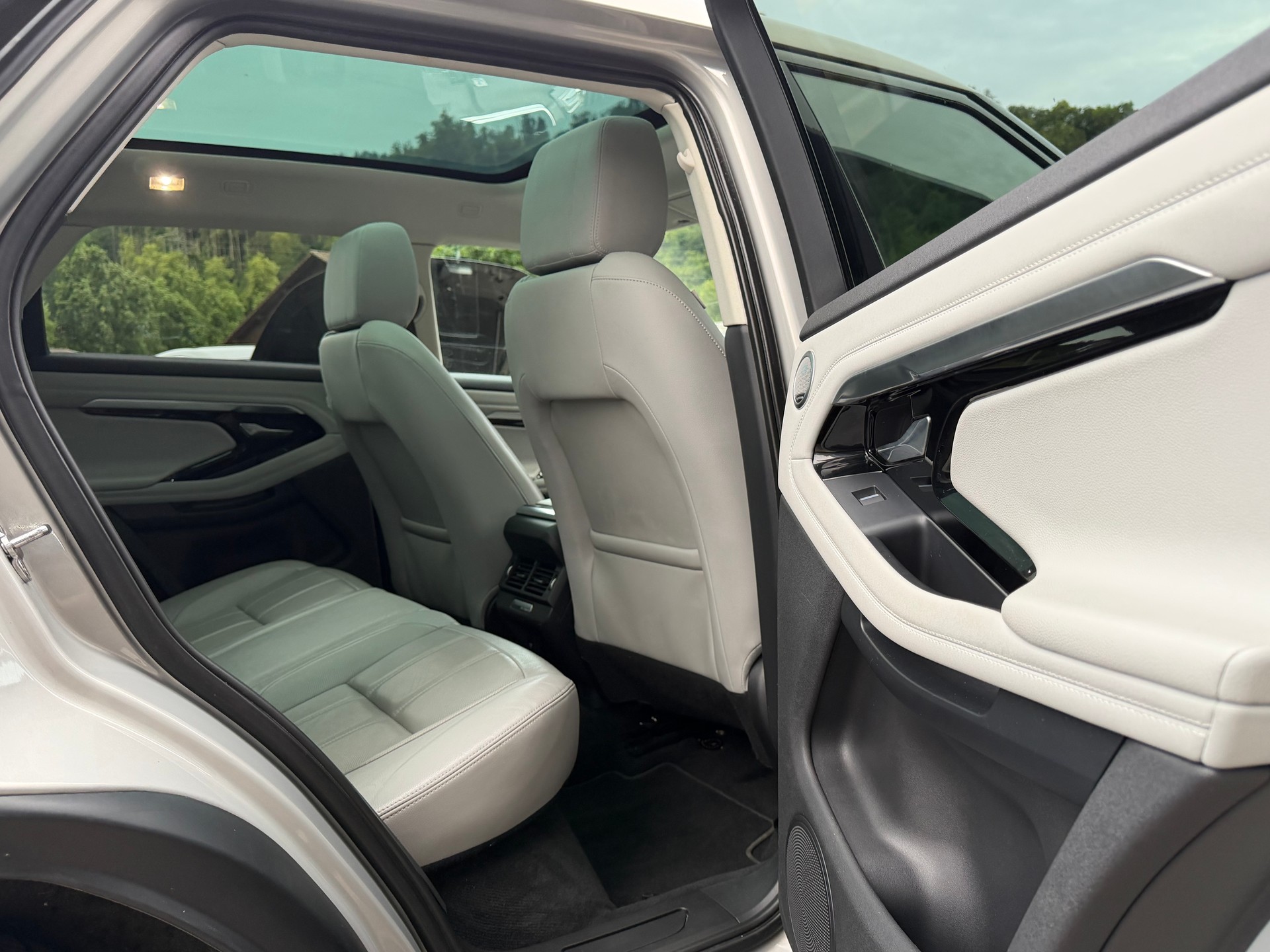 LAND ROVER Range Rover Evoque R-Dynamic D 180 S AT9-image-12