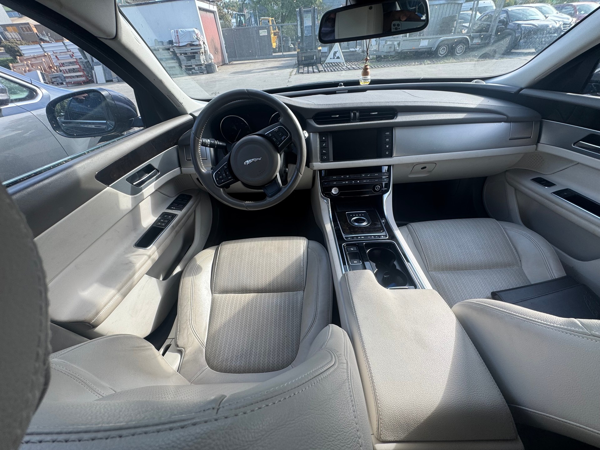 JAGUAR XF 20d Prestige Automatic-image-8