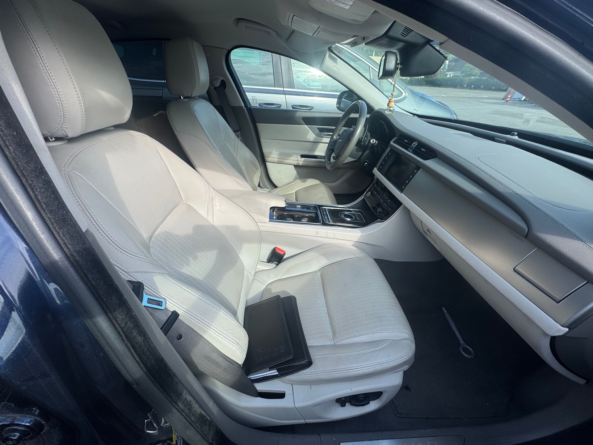 JAGUAR XF 20d Prestige Automatic-image-10