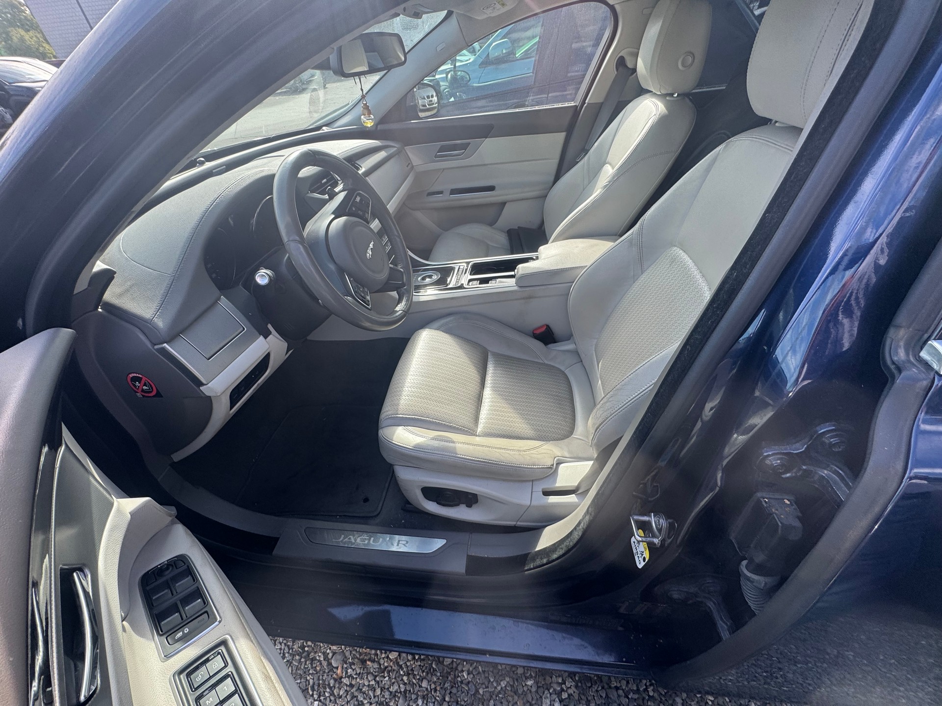 JAGUAR XF 20d Prestige Automatic-image-11