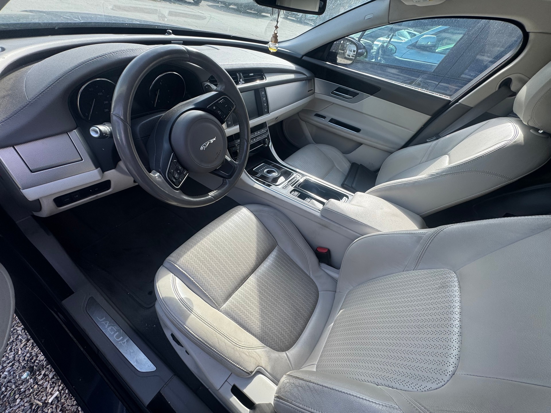JAGUAR XF 20d Prestige Automatic-image-9