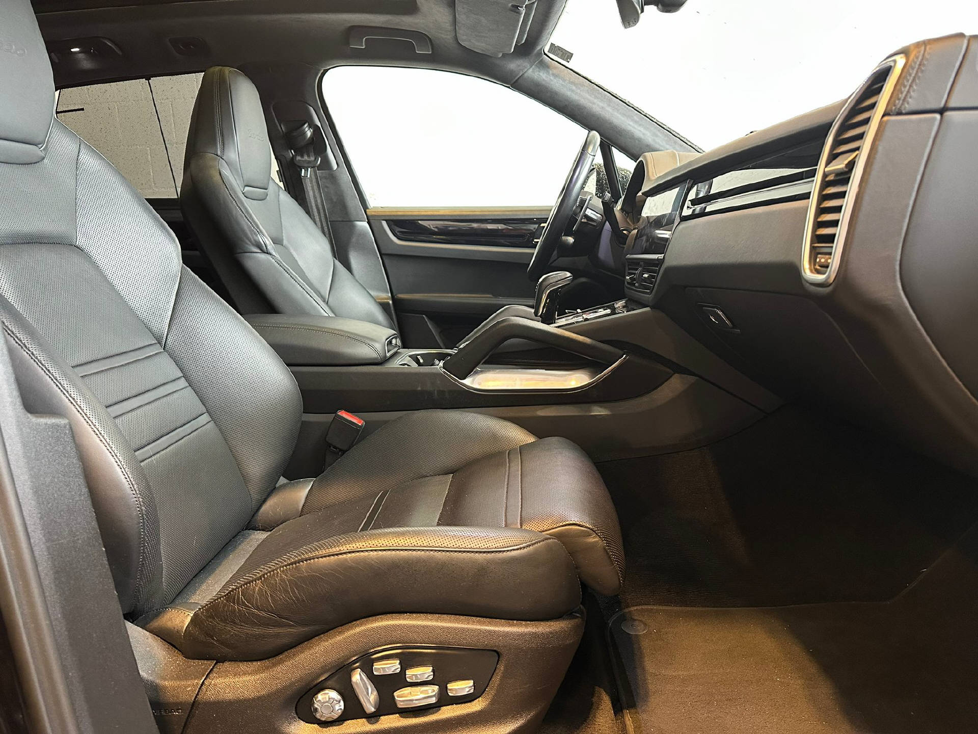 PORSCHE Cayenne 4.0 V8 Turbo-image-6