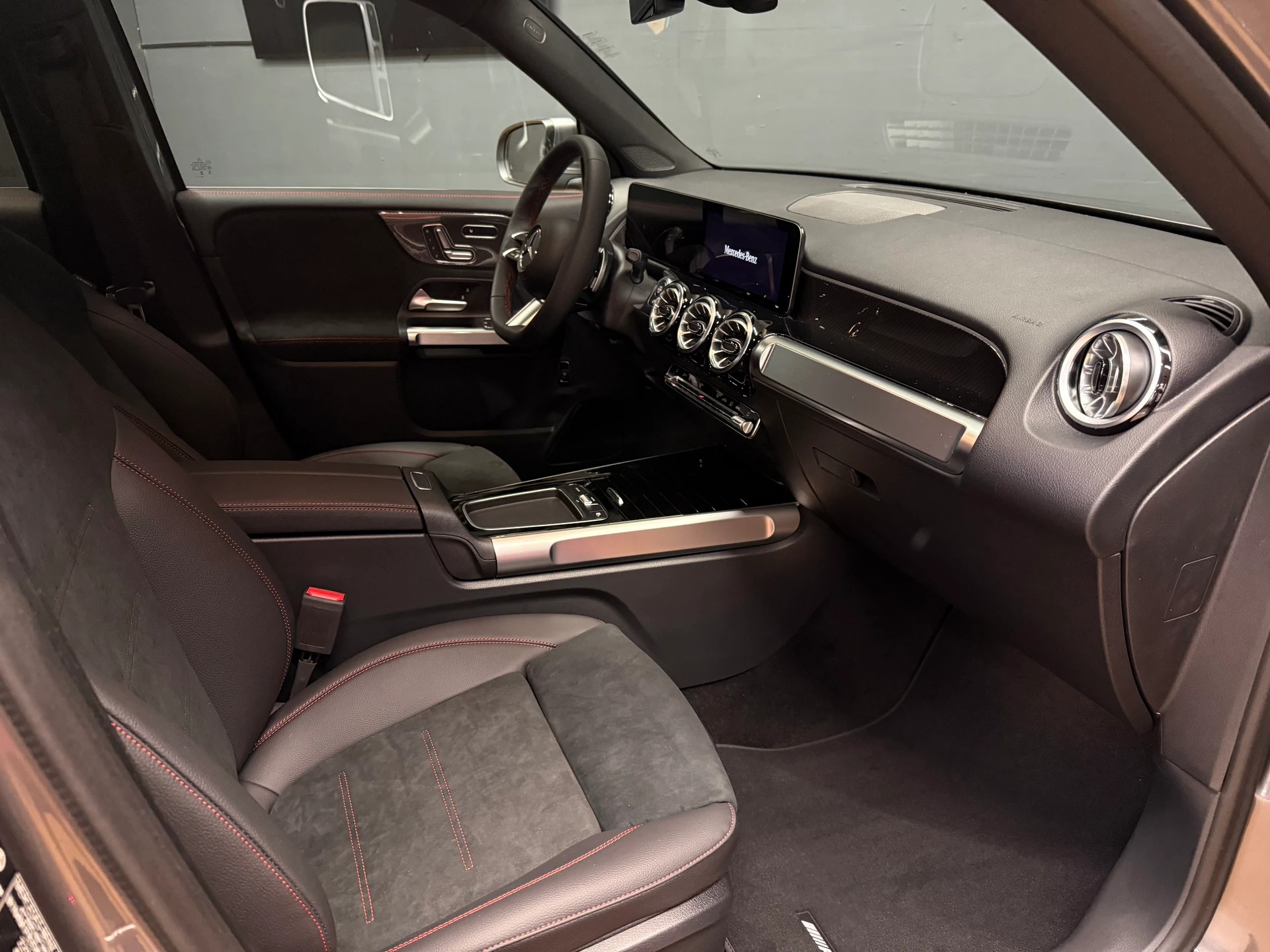 MERCEDES-BENZ GLB 220 d 4M - AMG / DISTRONIC / Rückfahrkamera / AHK / Memory-image-12
