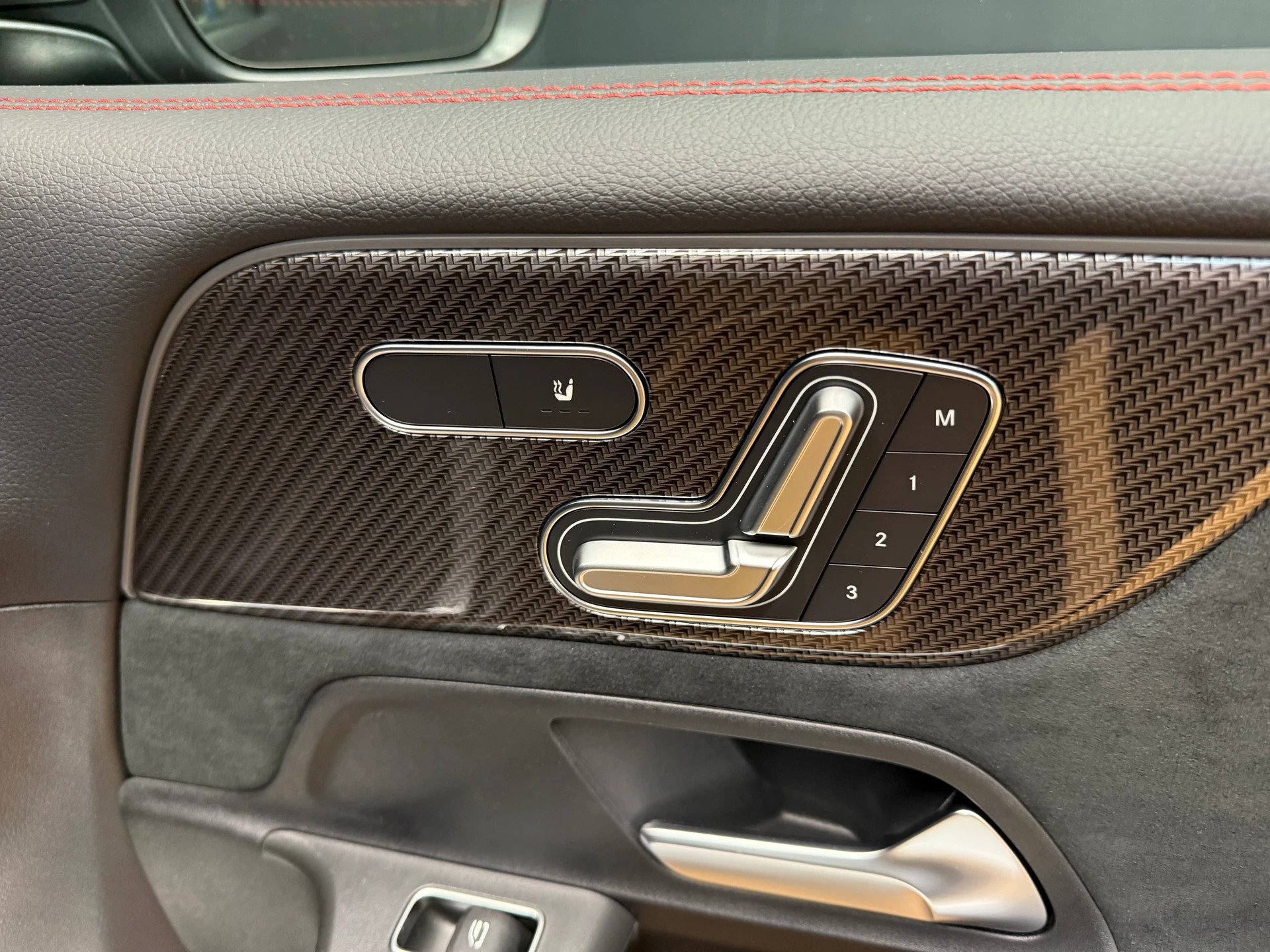 MERCEDES-BENZ GLB 220 d 4M - AMG / DISTRONIC / Rückfahrkamera / AHK / Memory-image-10