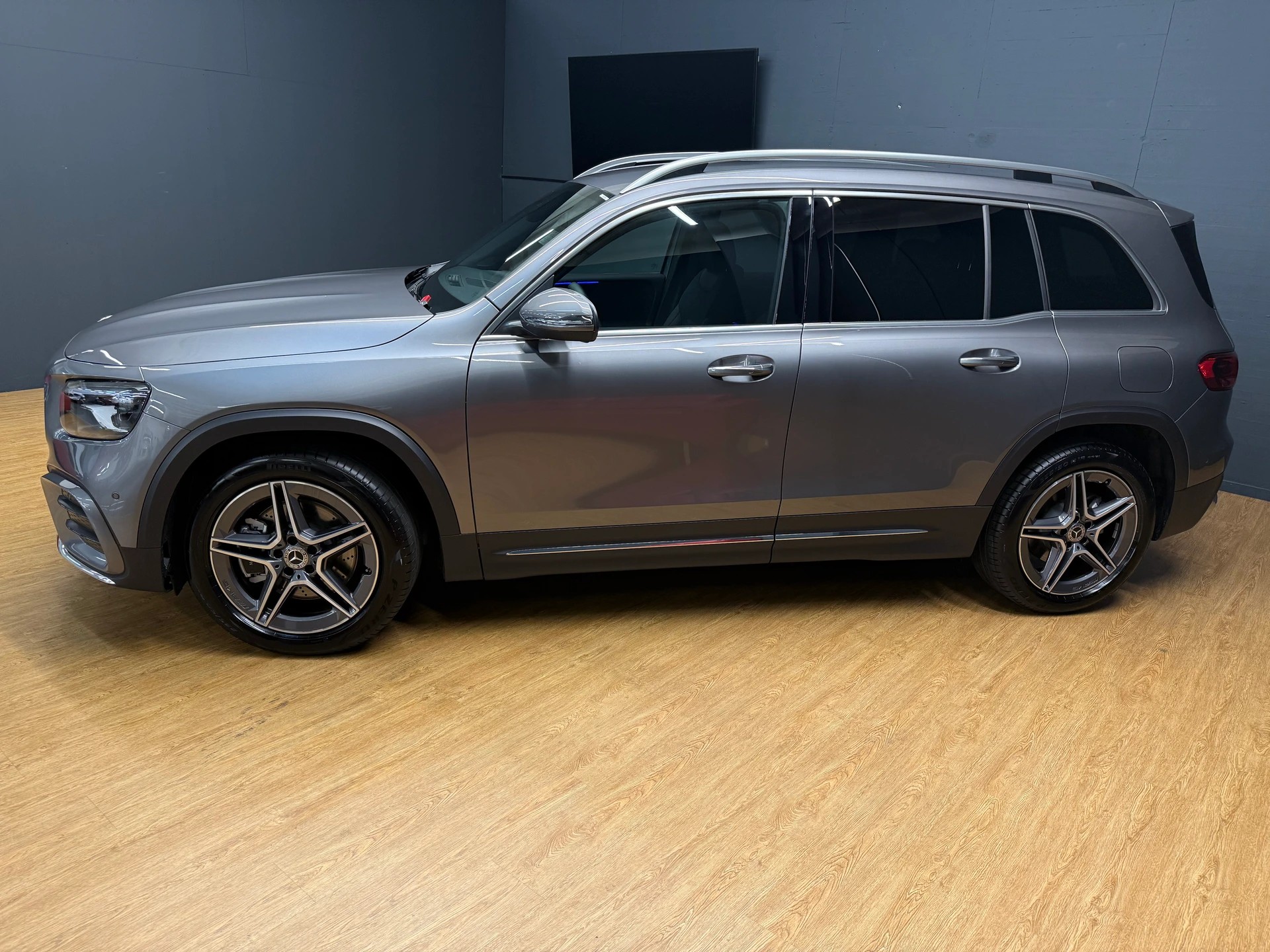 MERCEDES-BENZ GLB 220 d 4M - AMG / DISTRONIC / Rückfahrkamera / AHK / Memory-image-2