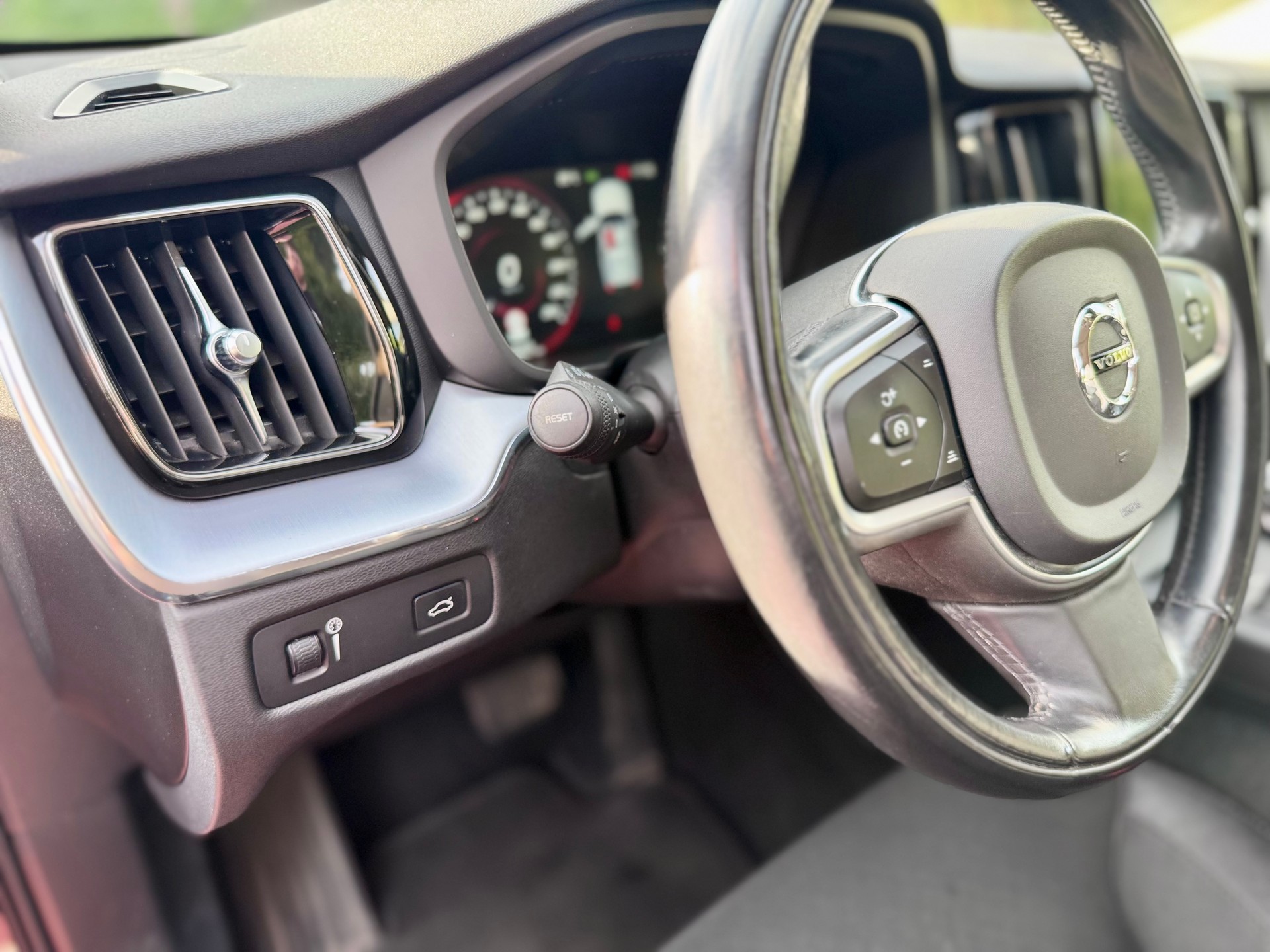 VOLVO XC60 D4 Momentum Geartronic-image-18