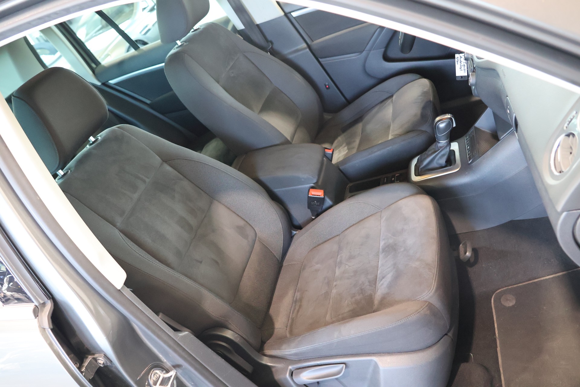 VW Tiguan 2.0 TDI BMT Cup R-Line 4Motion DSG AHK-image-13