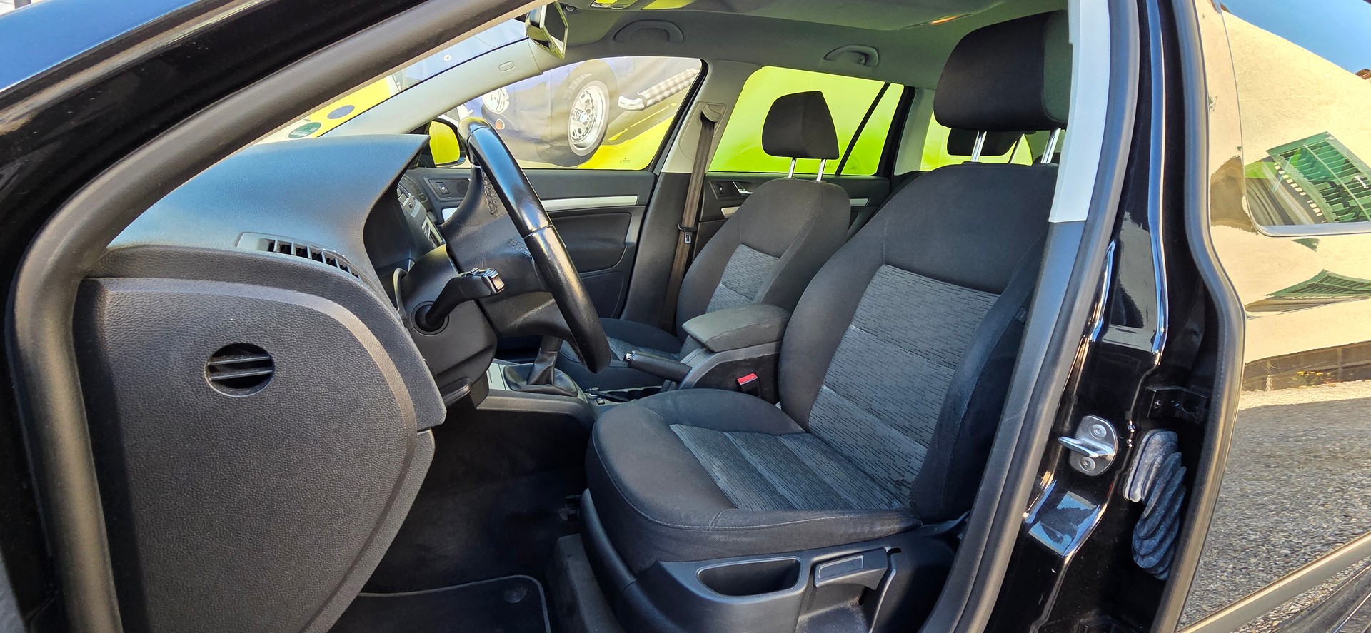 SKODA Octavia Combi 1.6 TDI Greenline-image-12