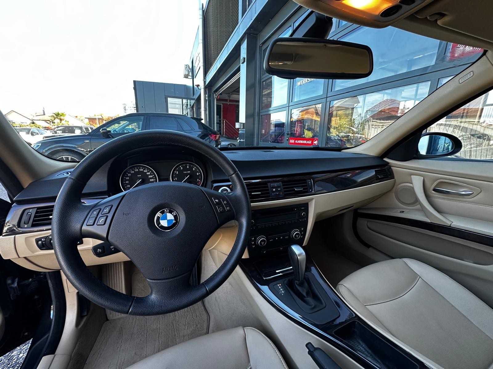 BMW 325xi Steptronic 33'000 KM!-image-9