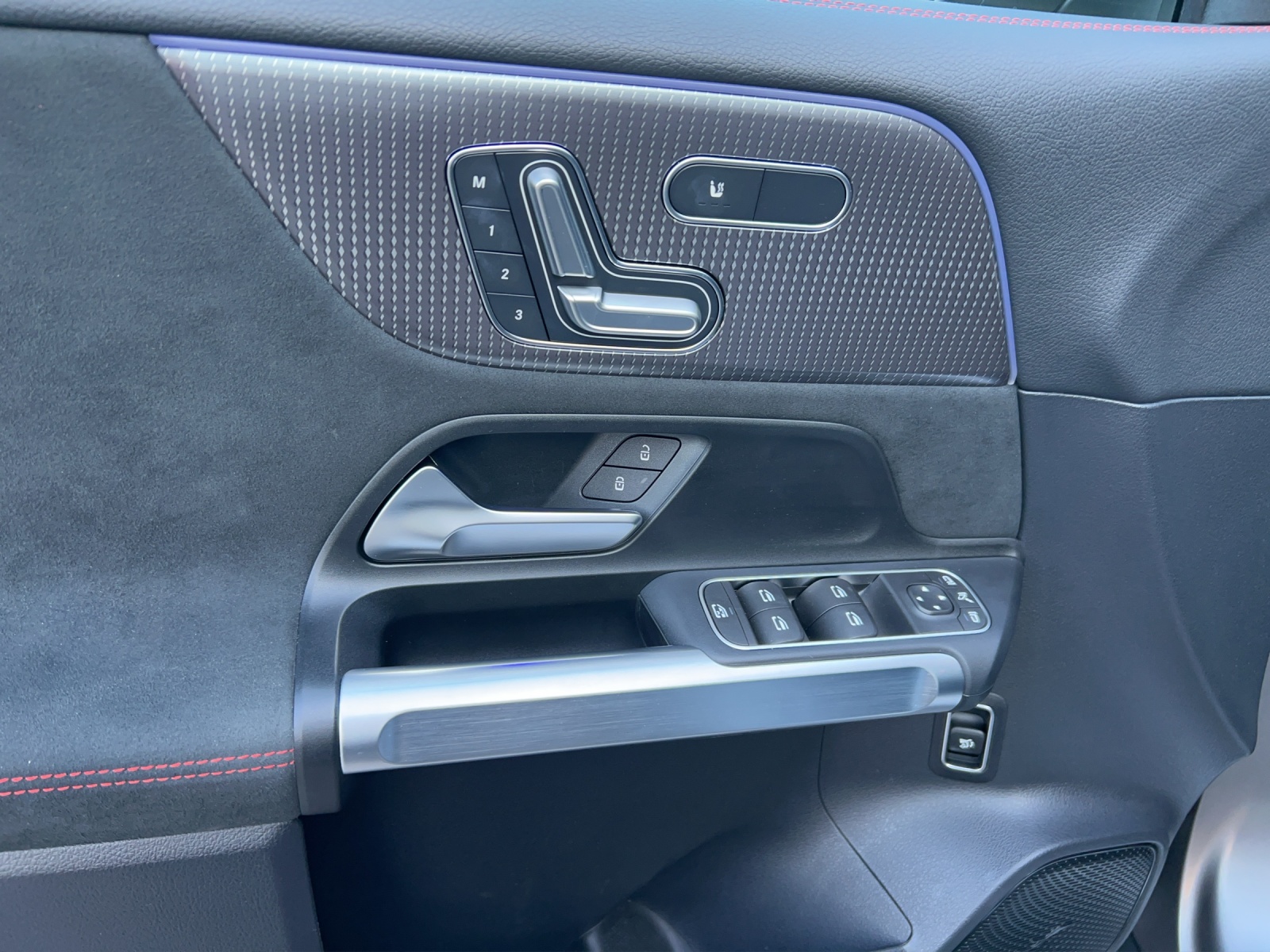 MERCEDES-BENZ EQB 300 AMG Line 4Matic-image-18
