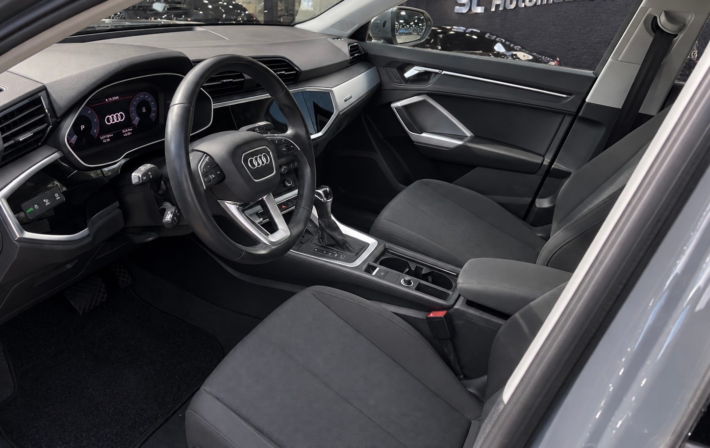 AUDI Q3 35 TDI quattro S-tronic-image-1