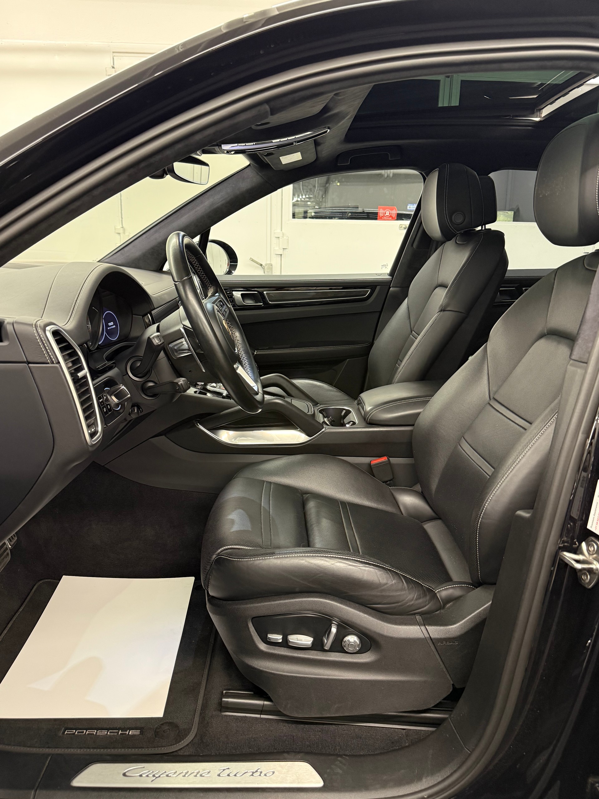 PORSCHE Cayenne Turbo-image-16