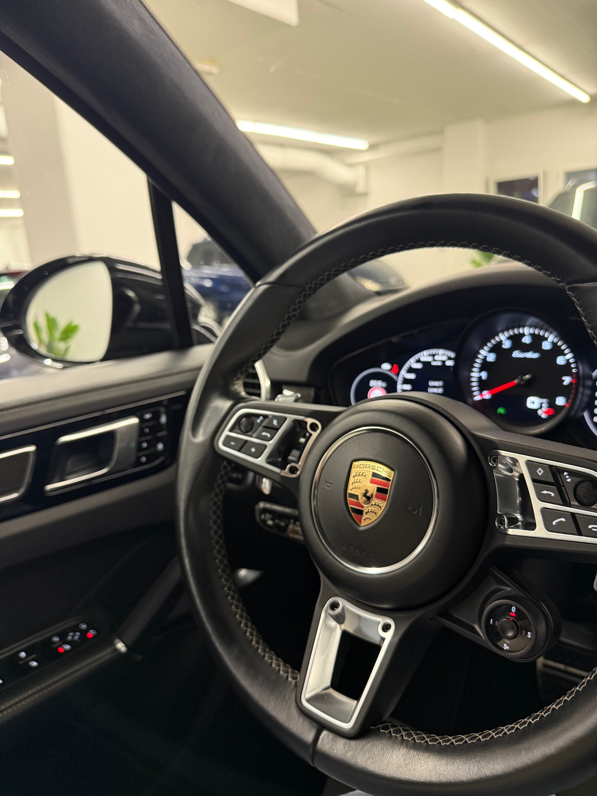 PORSCHE Cayenne Turbo-image-24