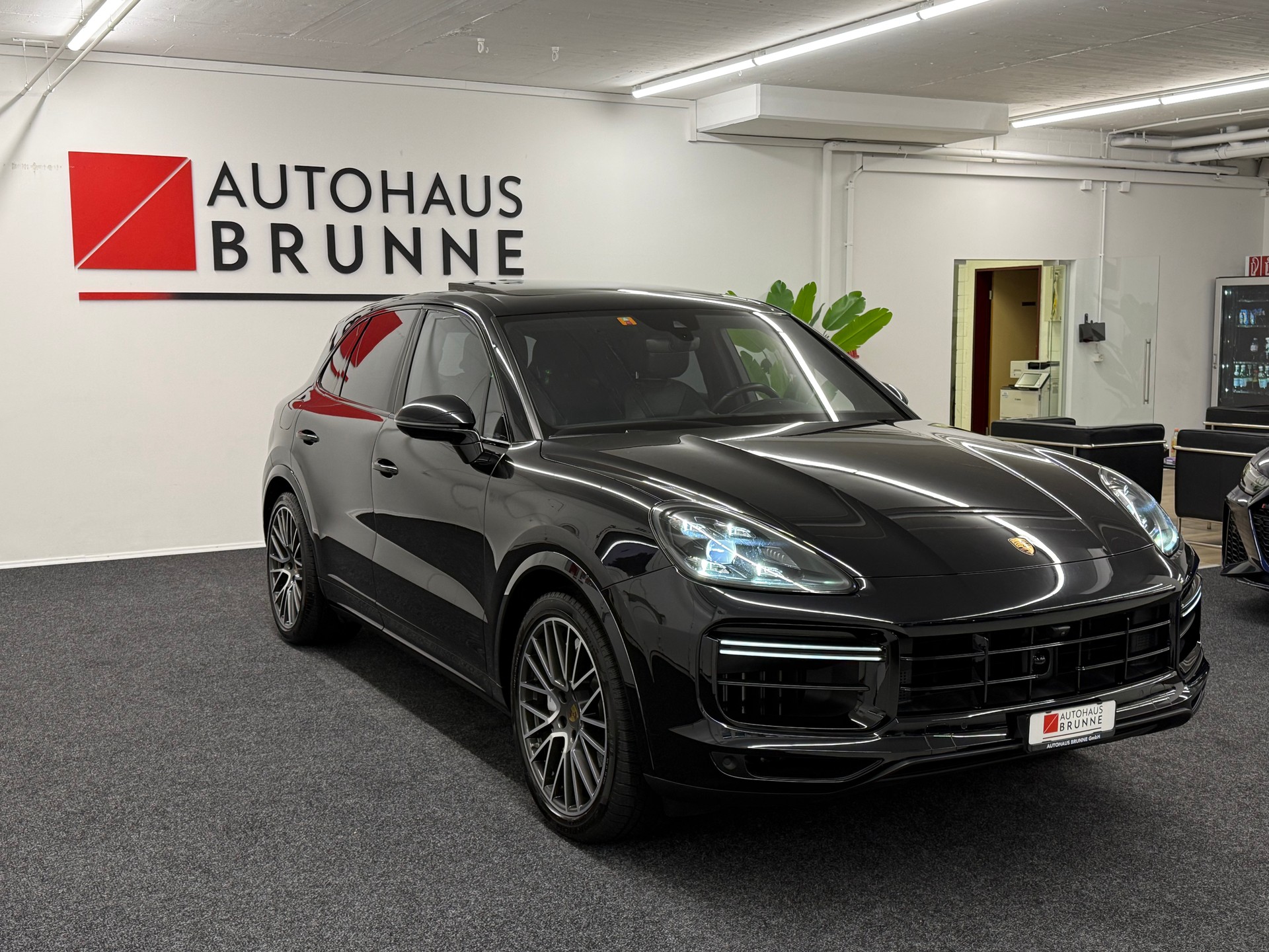 PORSCHE Cayenne Turbo-image-2