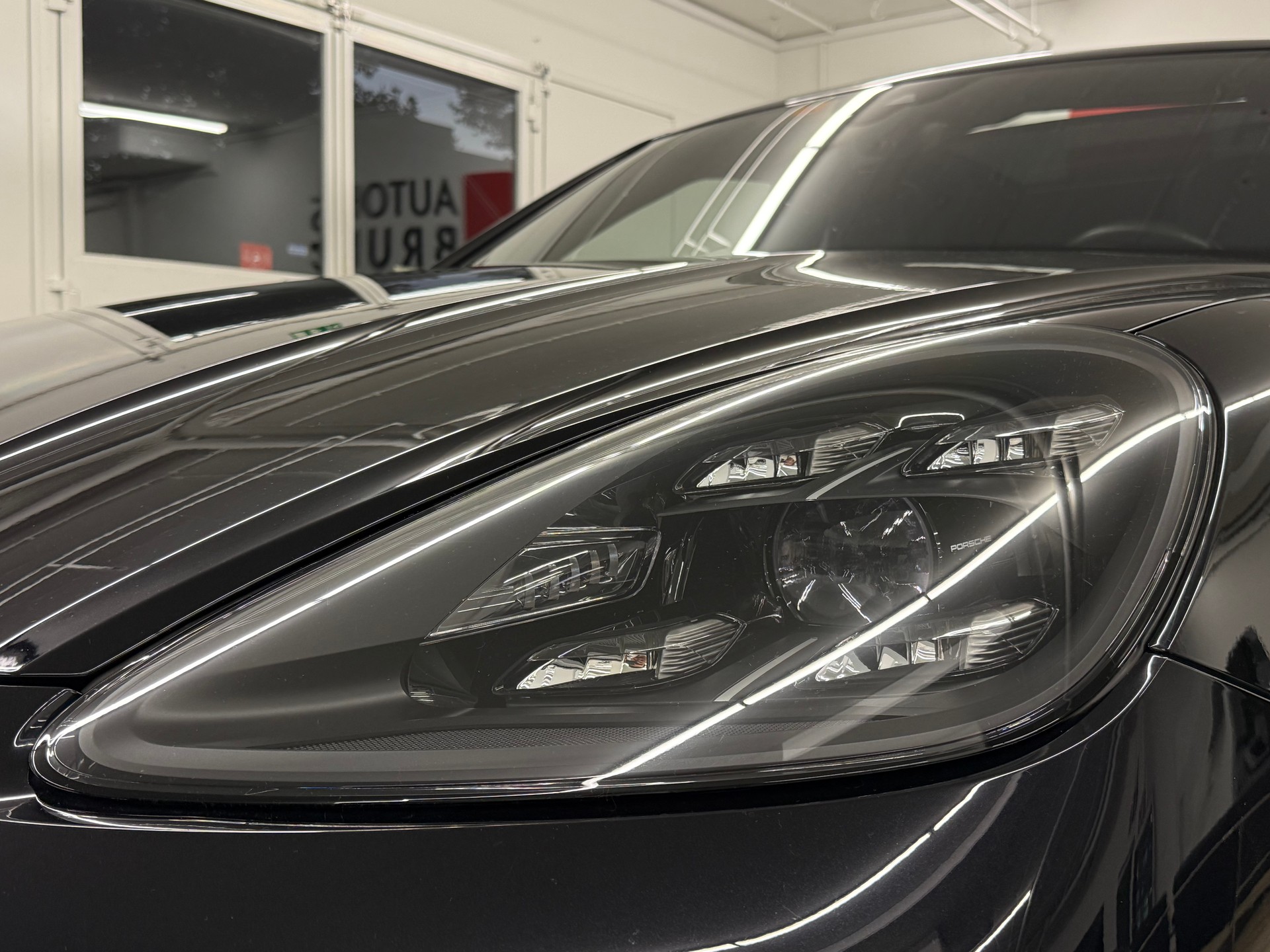 PORSCHE Cayenne Turbo-image-13