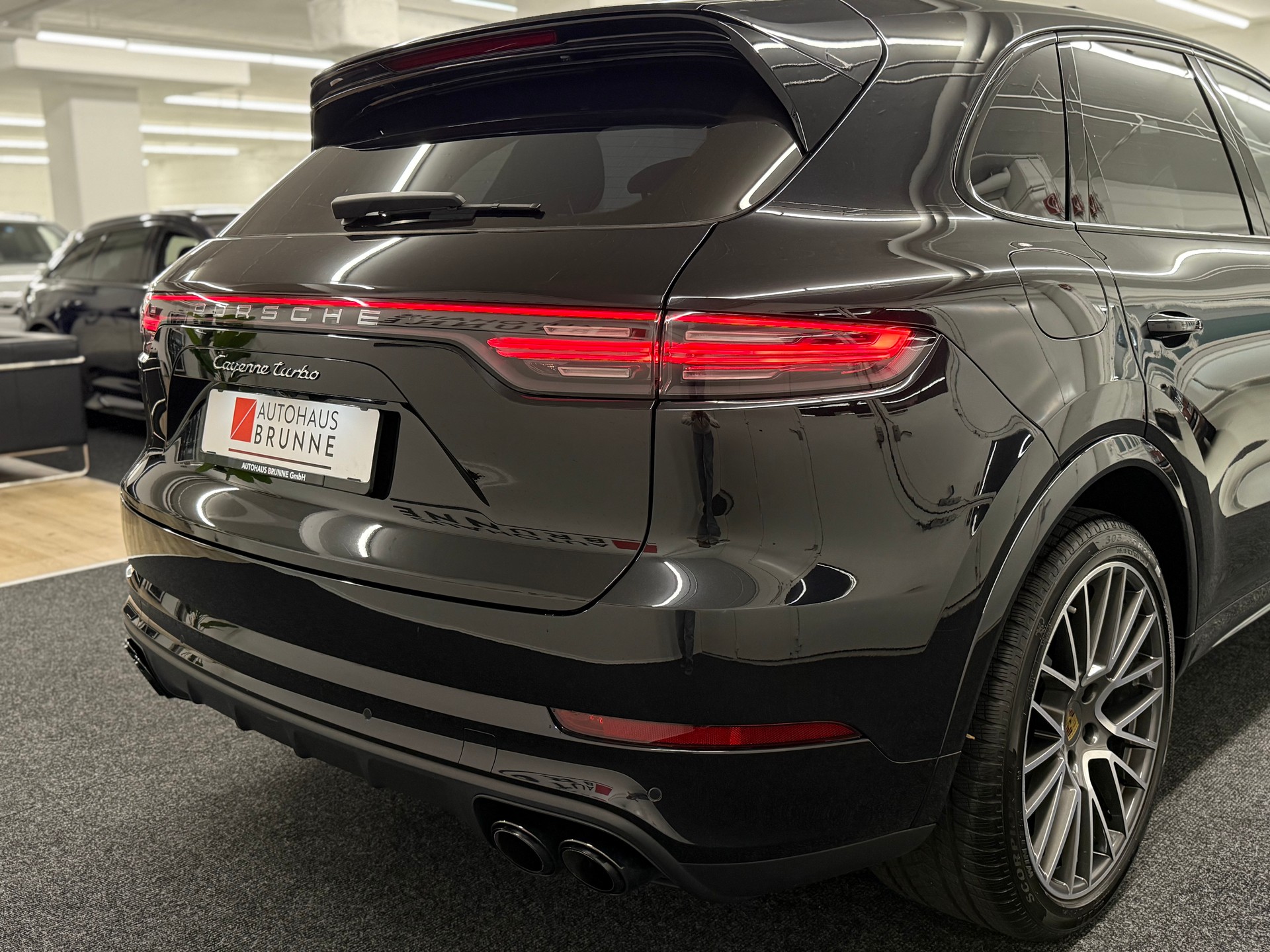 PORSCHE Cayenne Turbo-image-9