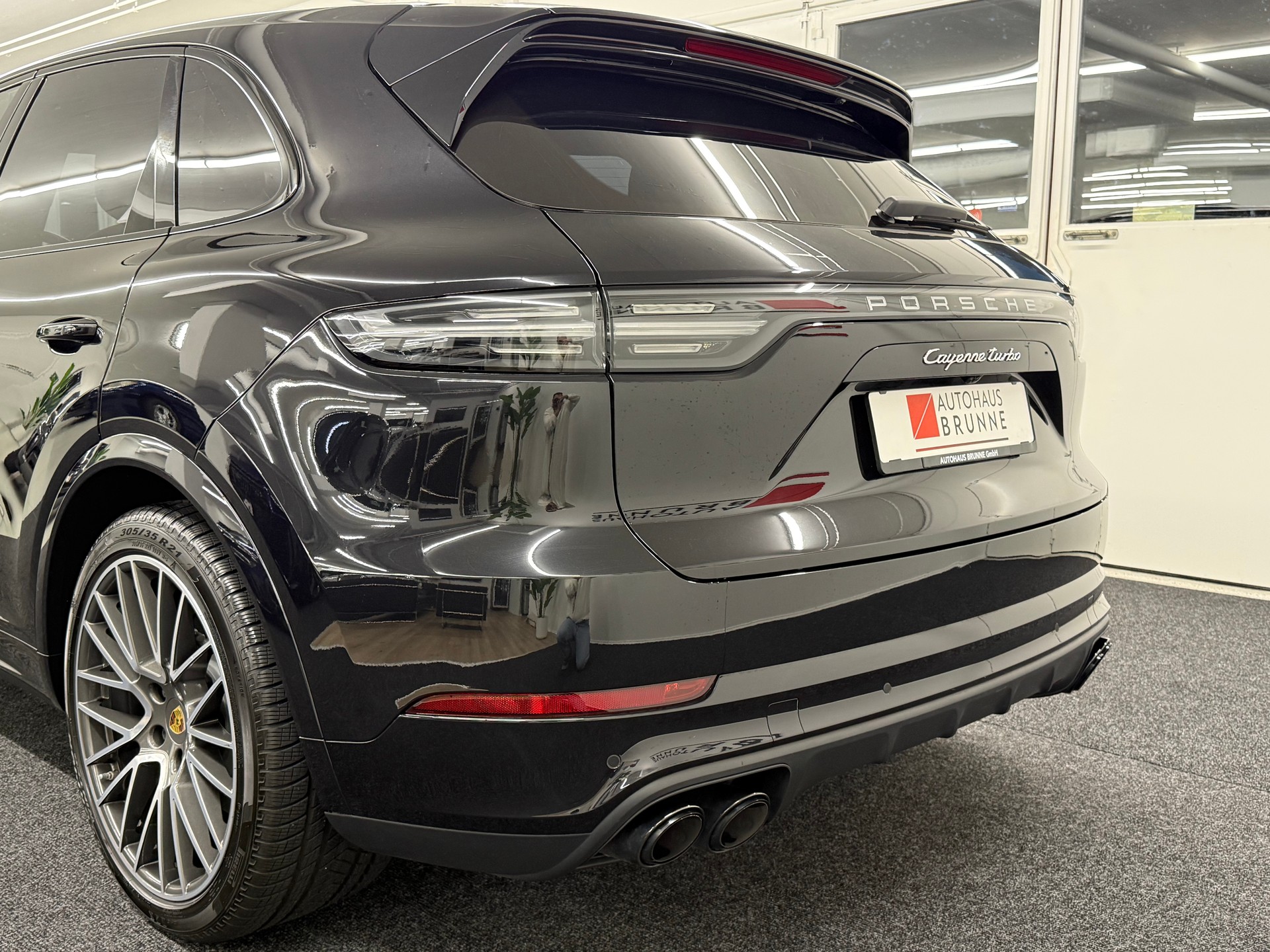 PORSCHE Cayenne Turbo-image-12