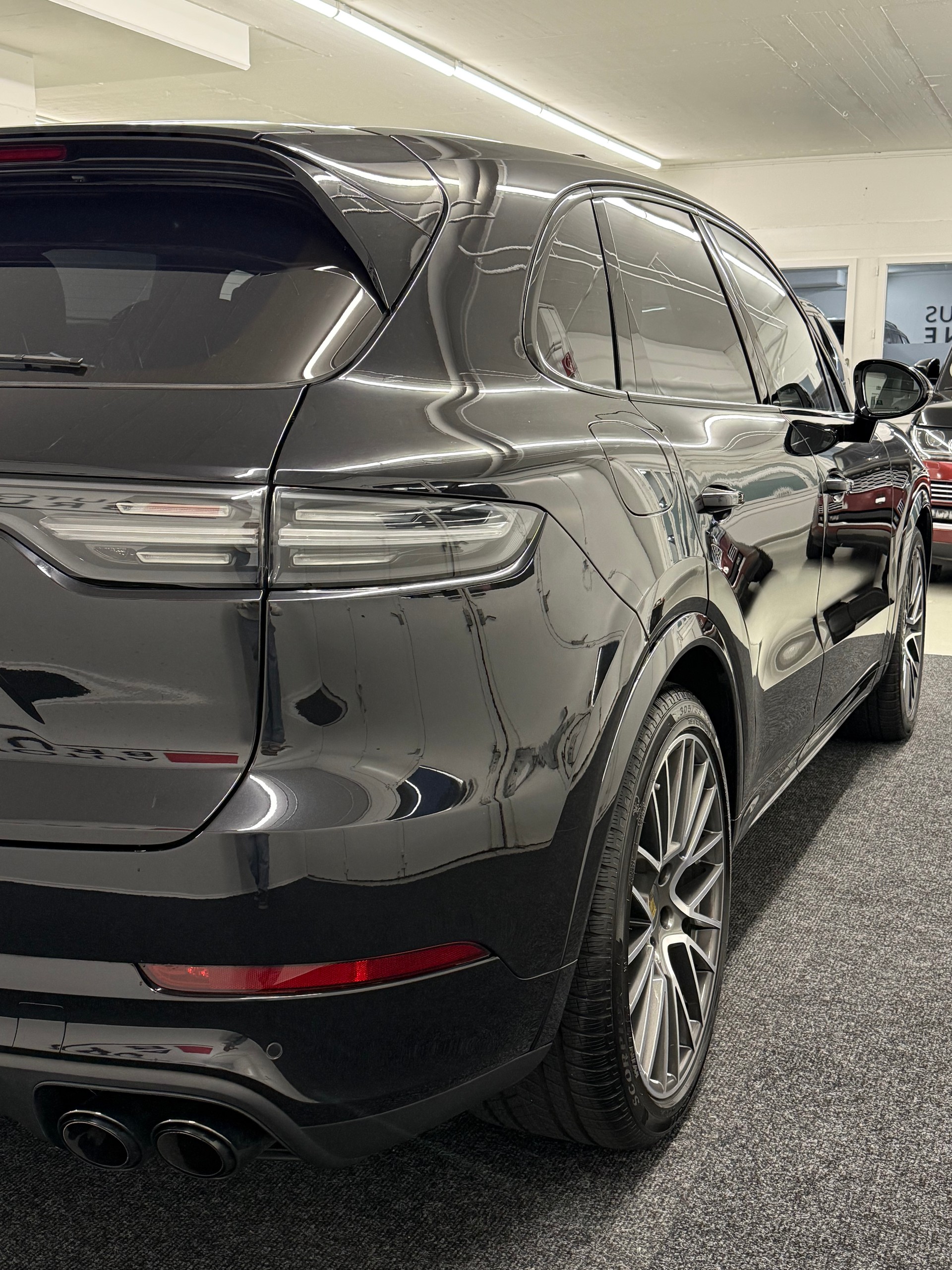 PORSCHE Cayenne Turbo-image-5
