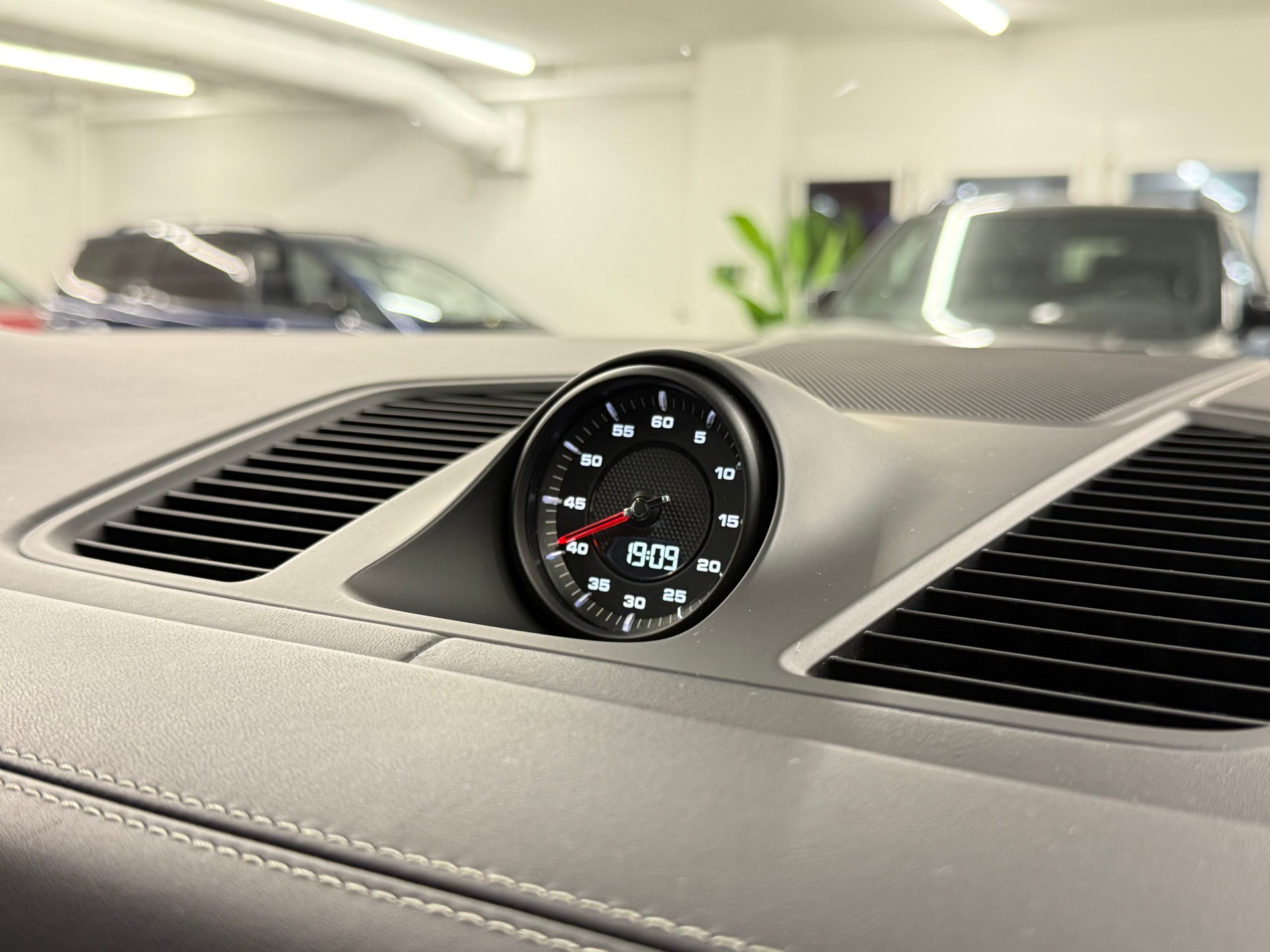 PORSCHE Cayenne Turbo-image-23