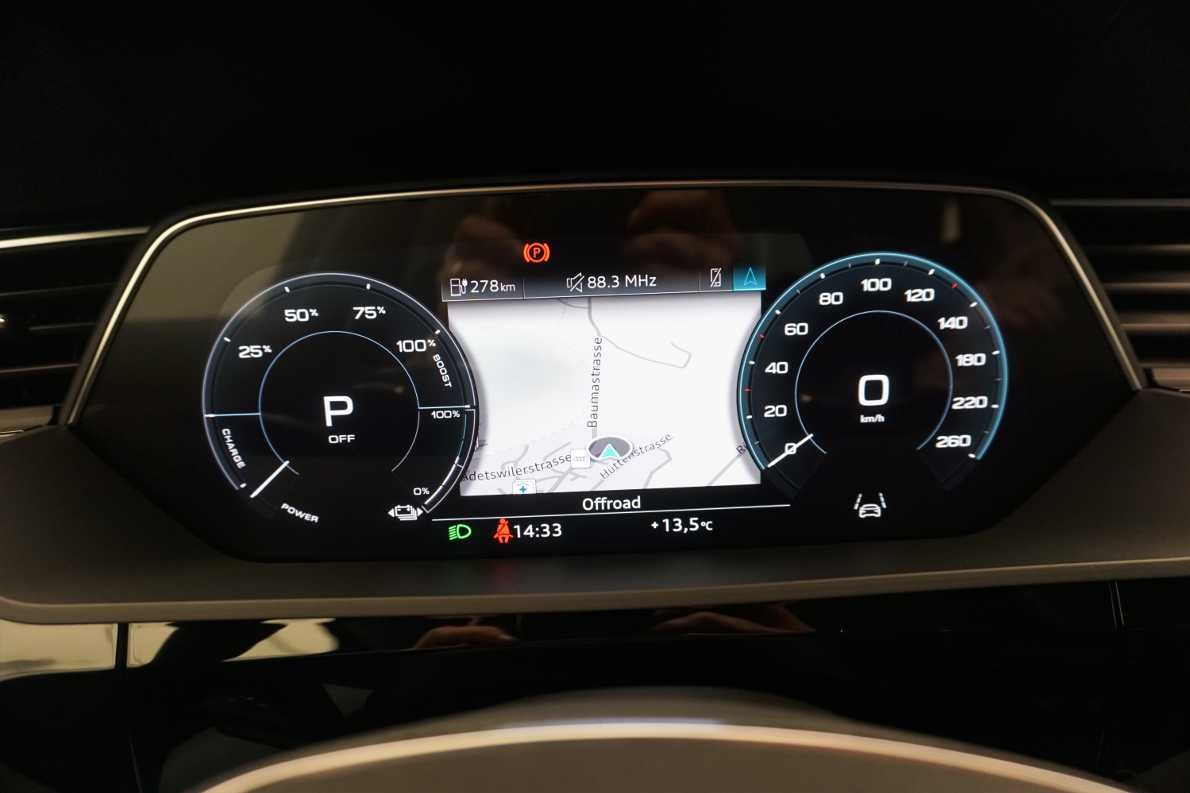 AUDI Q8 55 e-tron advanced quattro-image-8