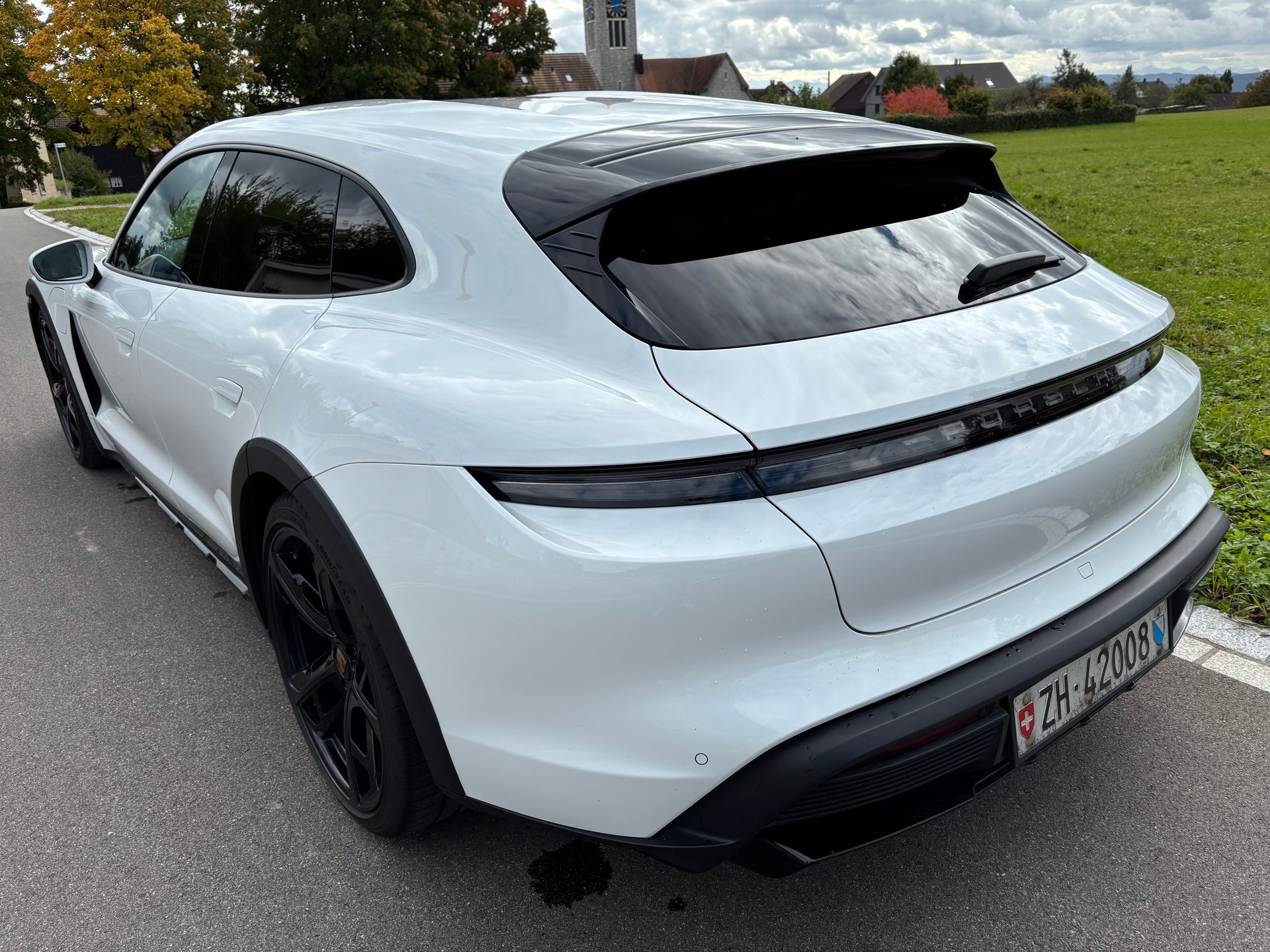 PORSCHE 4 Cross Turismo-image-4