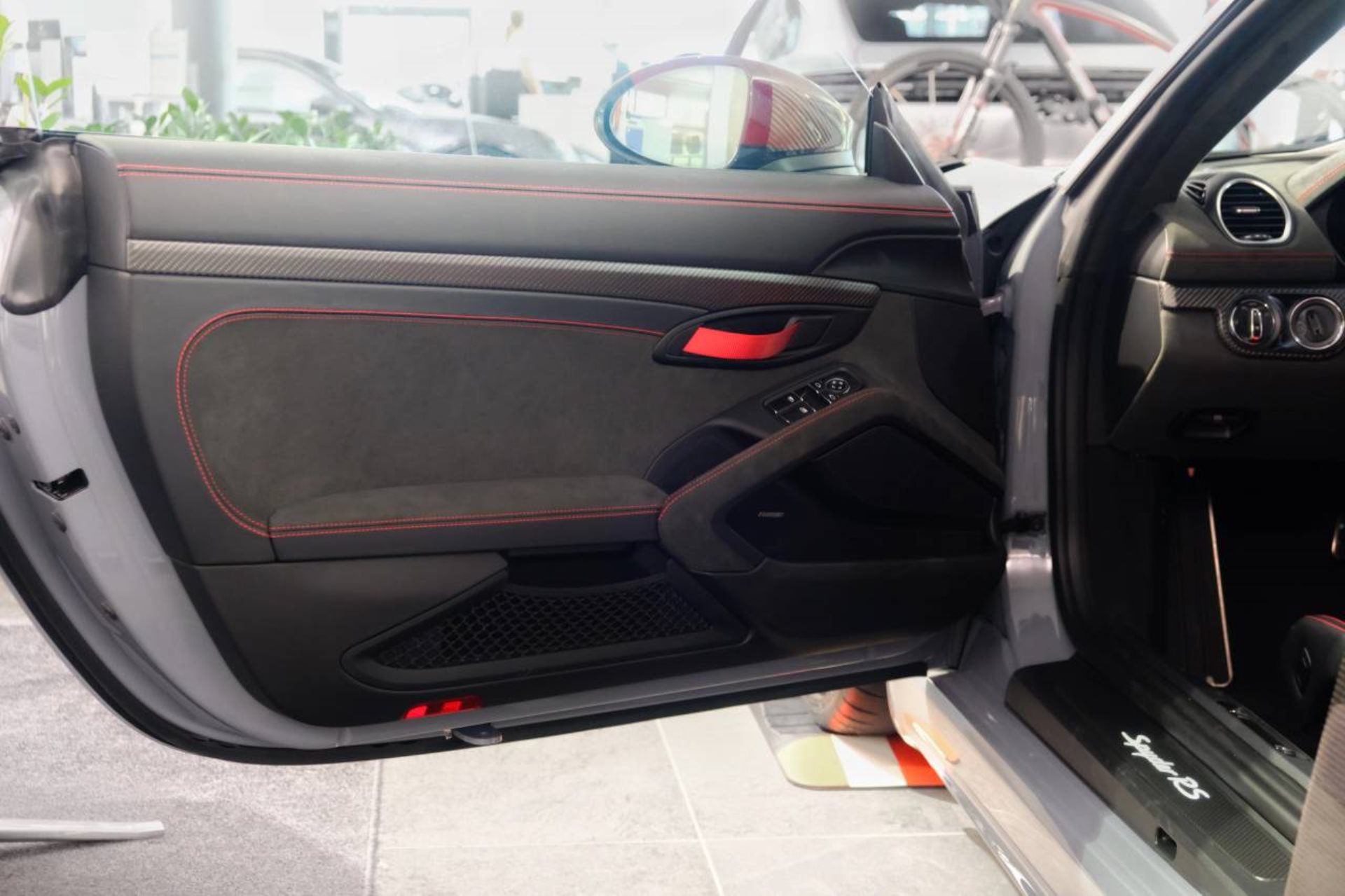 PORSCHE 718 Spyder RS-image-4