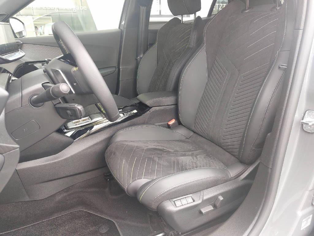 PEUGEOT 2008 1.2 PureTech 130 GT-image-4