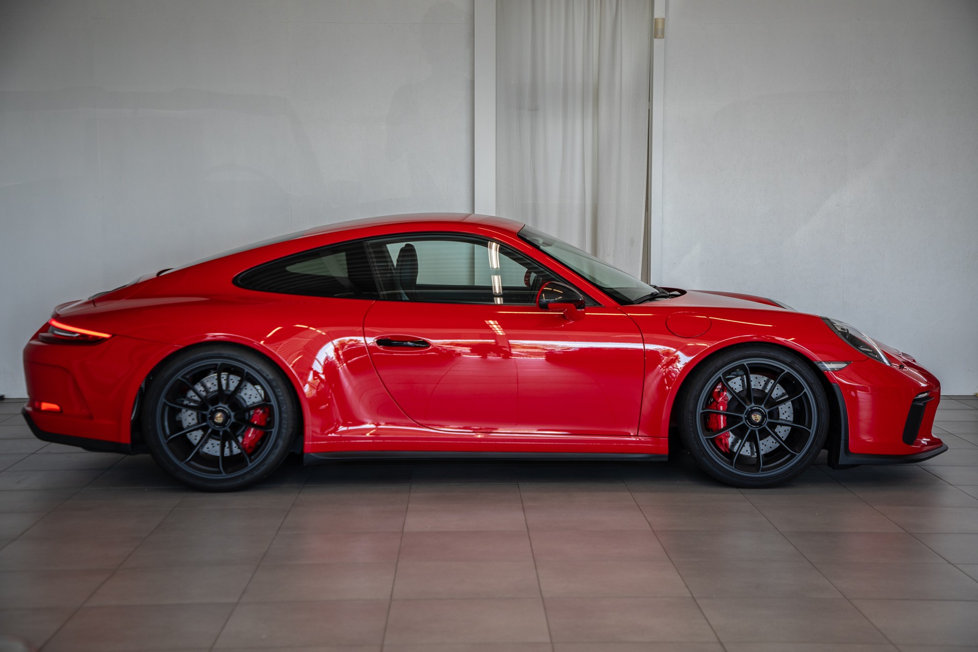 PORSCHE 911 GT3 Touring-image-4