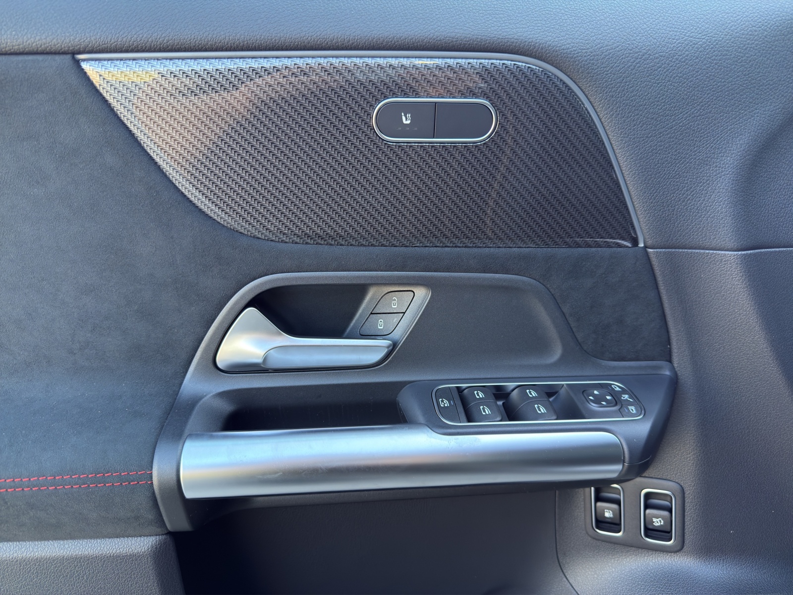 MERCEDES-BENZ GLA 250 e 8G-DCT EQ Star-image-12