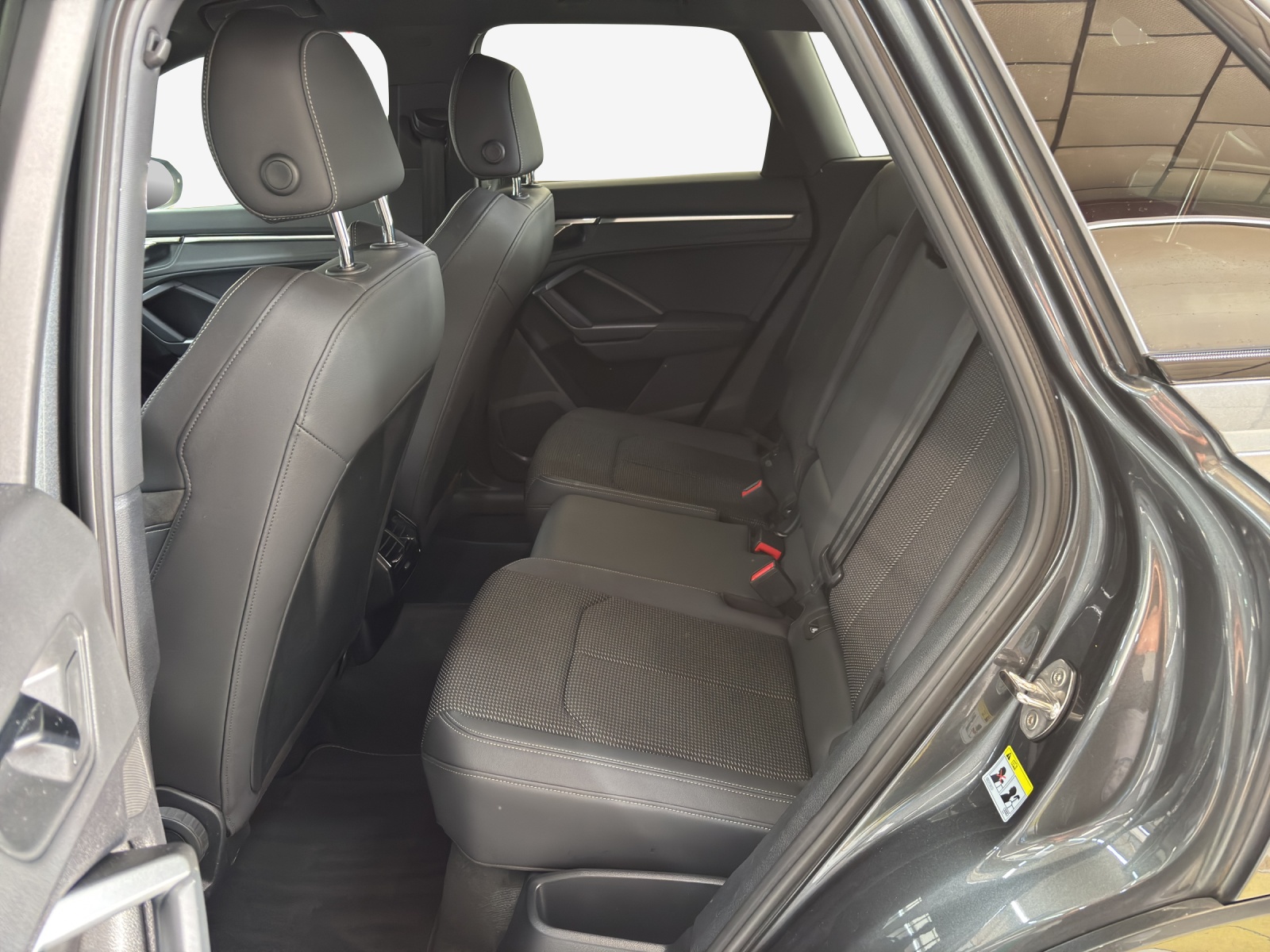 AUDI Q3 40 TFSI S line quattro S-tronic-image-11