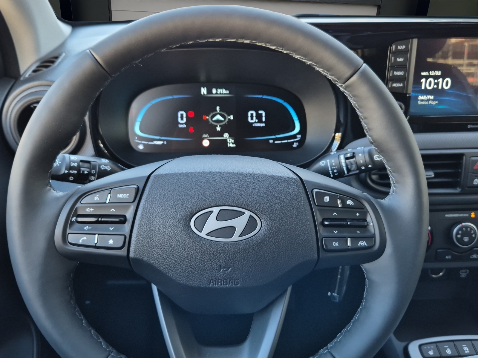 HYUNDAI i10 1.2 Amplia Aut.-image-6