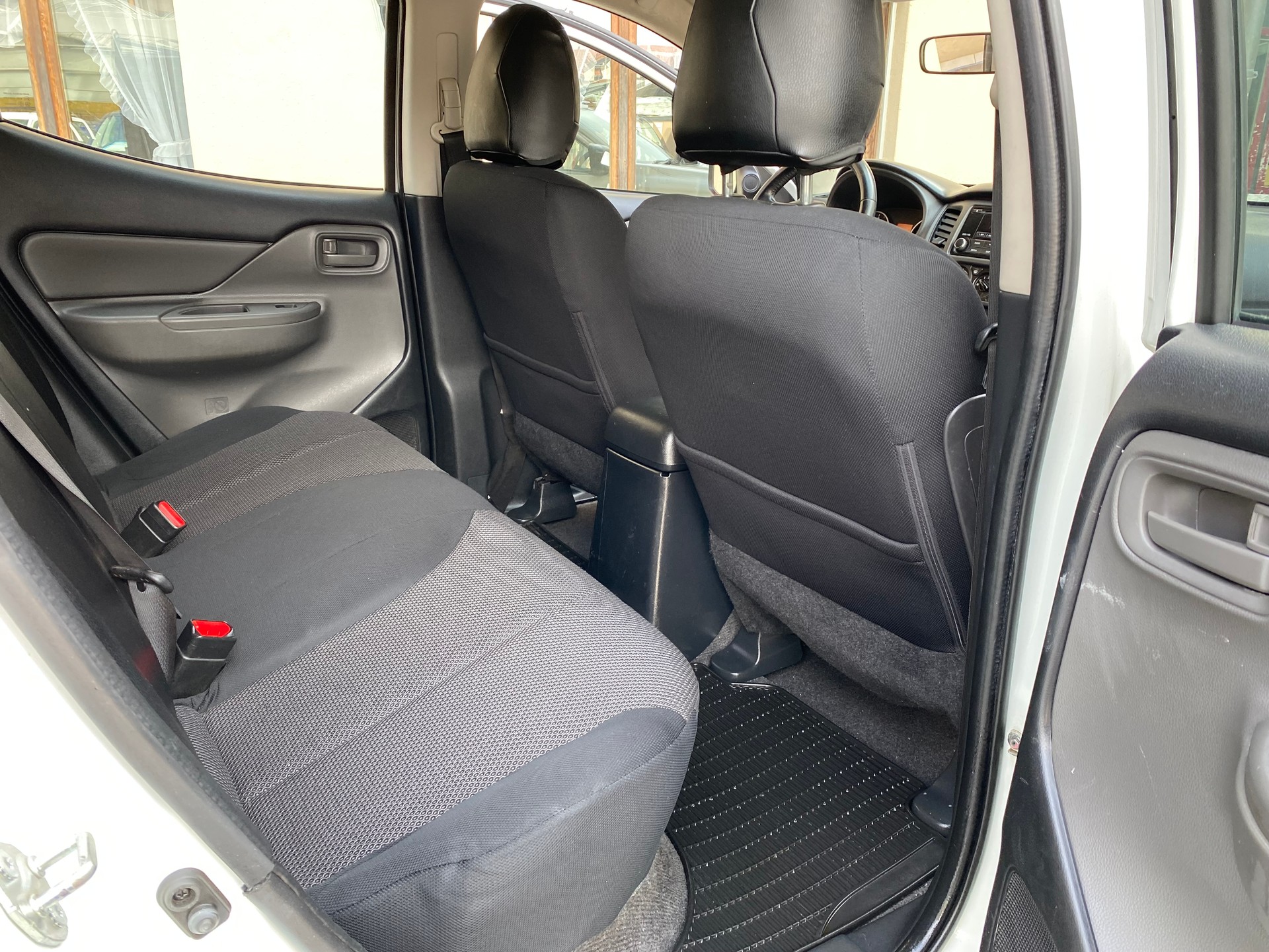 MITSUBISHI L 200 2.4 Value Double Cab-image-6