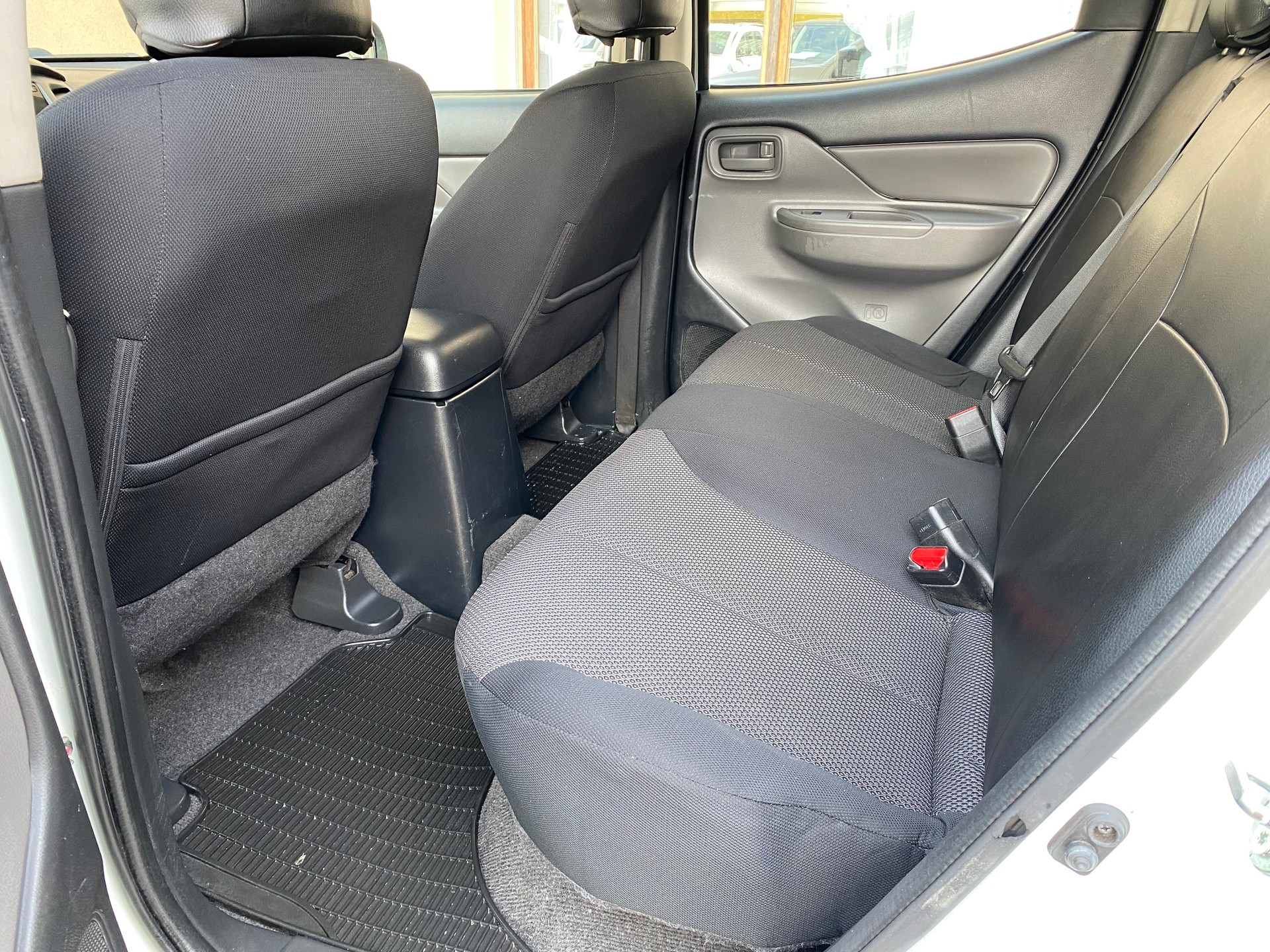 MITSUBISHI L 200 2.4 Value Double Cab-image-5
