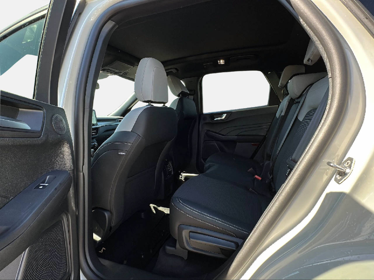 FORD Kuga 2.5 Hybrid Sound Edition 4x4-image-12