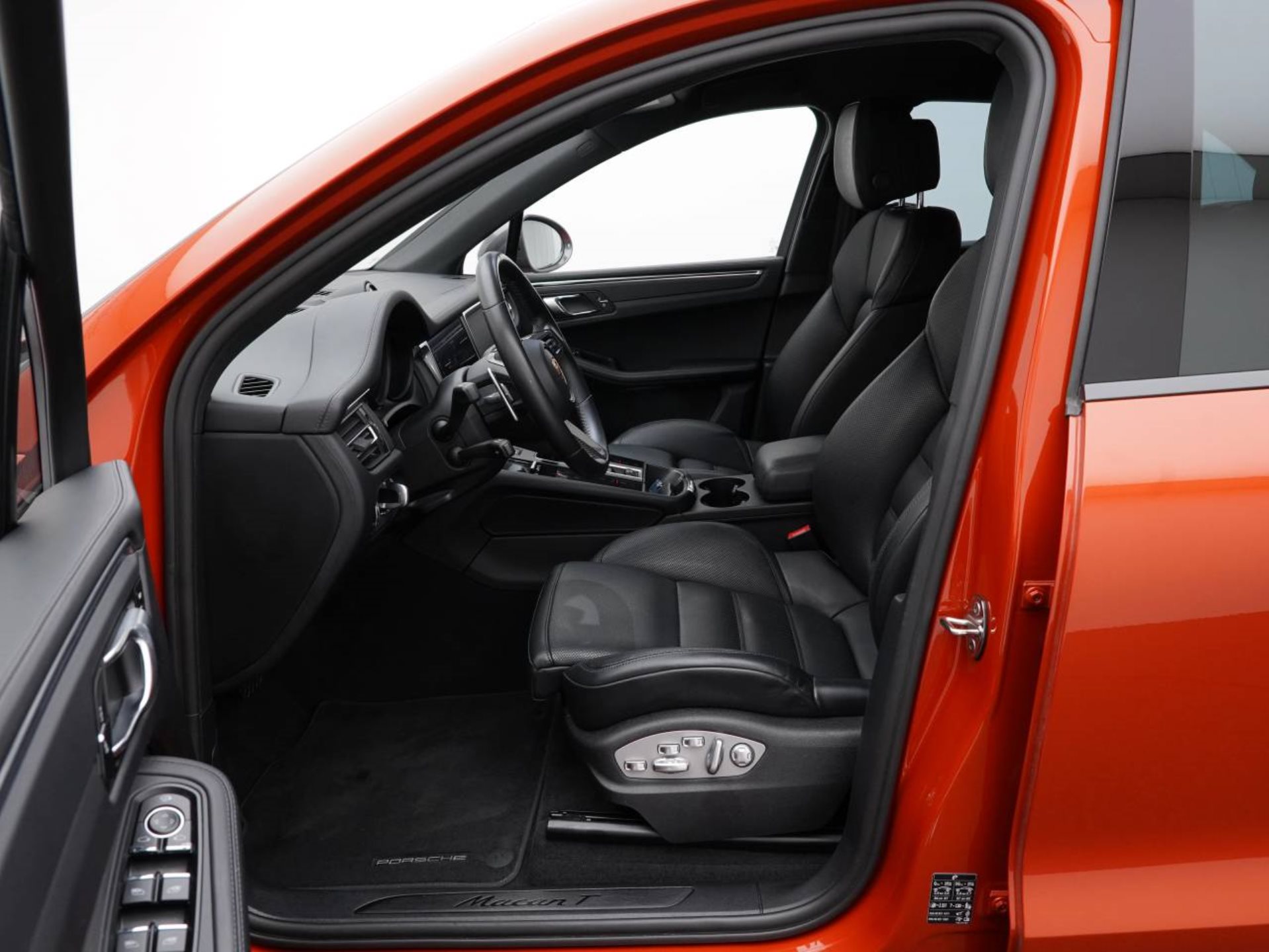 PORSCHE Macan T-image-4