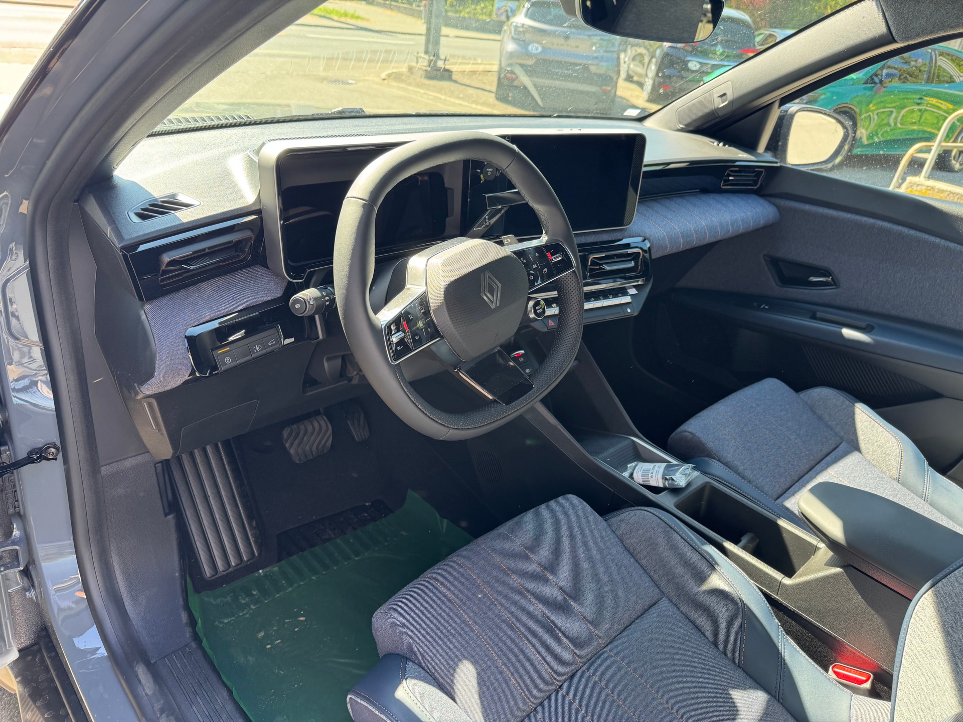RENAULT R4 E-Tech Comfort Range 52 kWh Techno-image-12