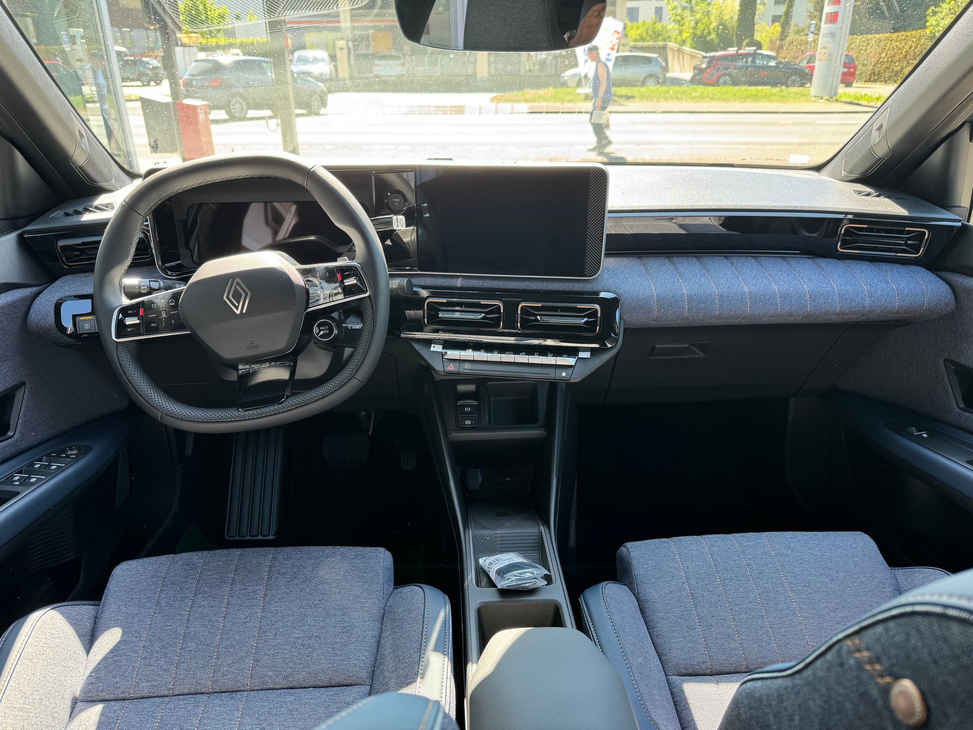 RENAULT R4 E-Tech Comfort Range 52 kWh Techno-image-11