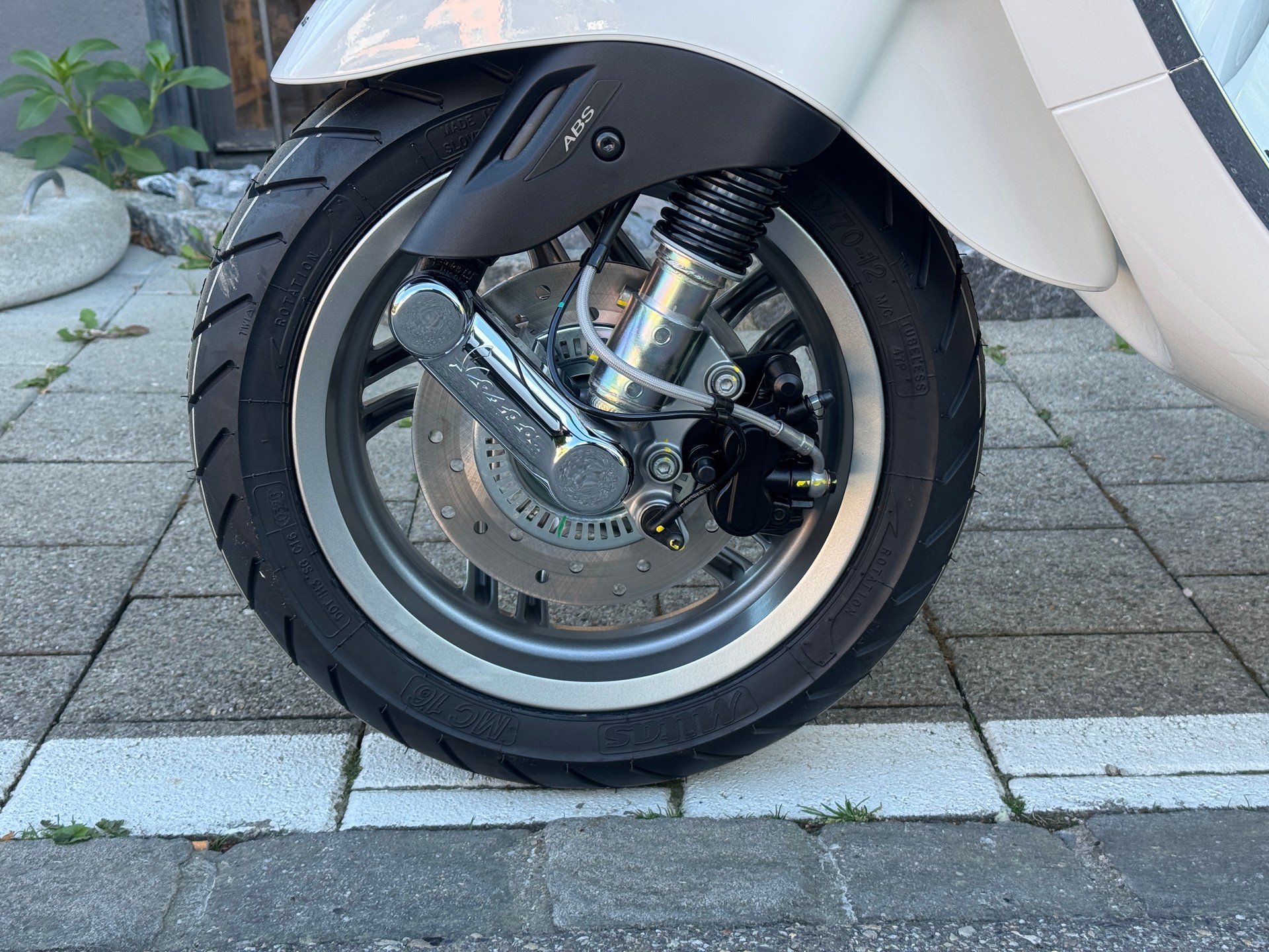 PIAGGIO Vespa 125 Primavera 2026 Keyless Go & LCD Display-showroom-element-1