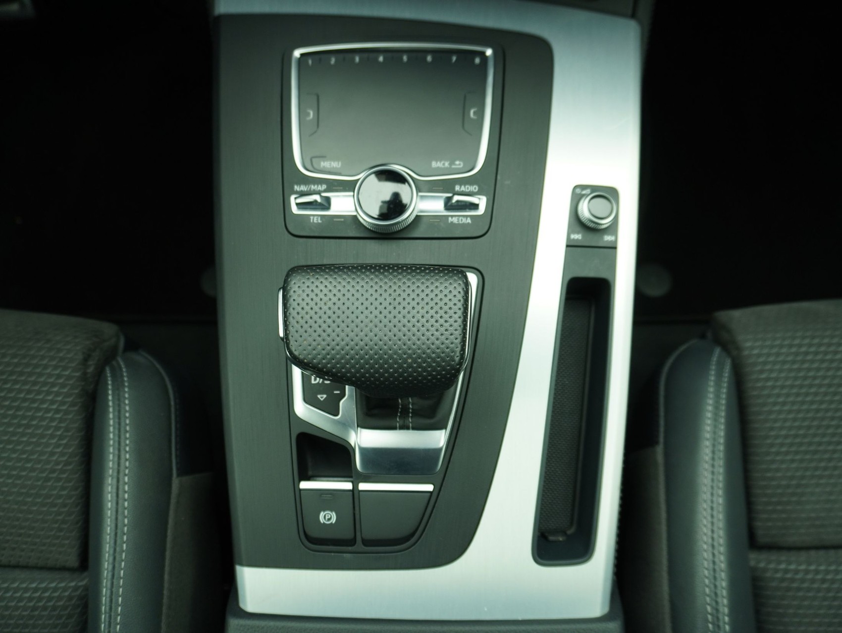 AUDI Q5 45 TFSI S line quattro S-Tronic-image-14