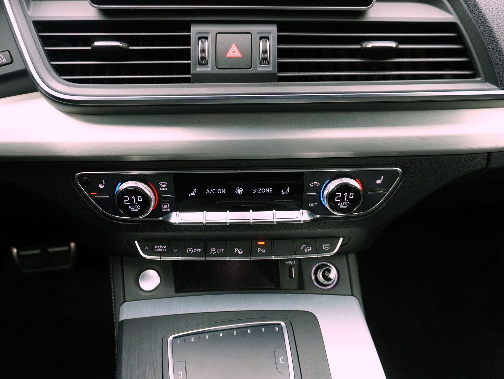 AUDI Q5 45 TFSI S line quattro S-Tronic-image-13
