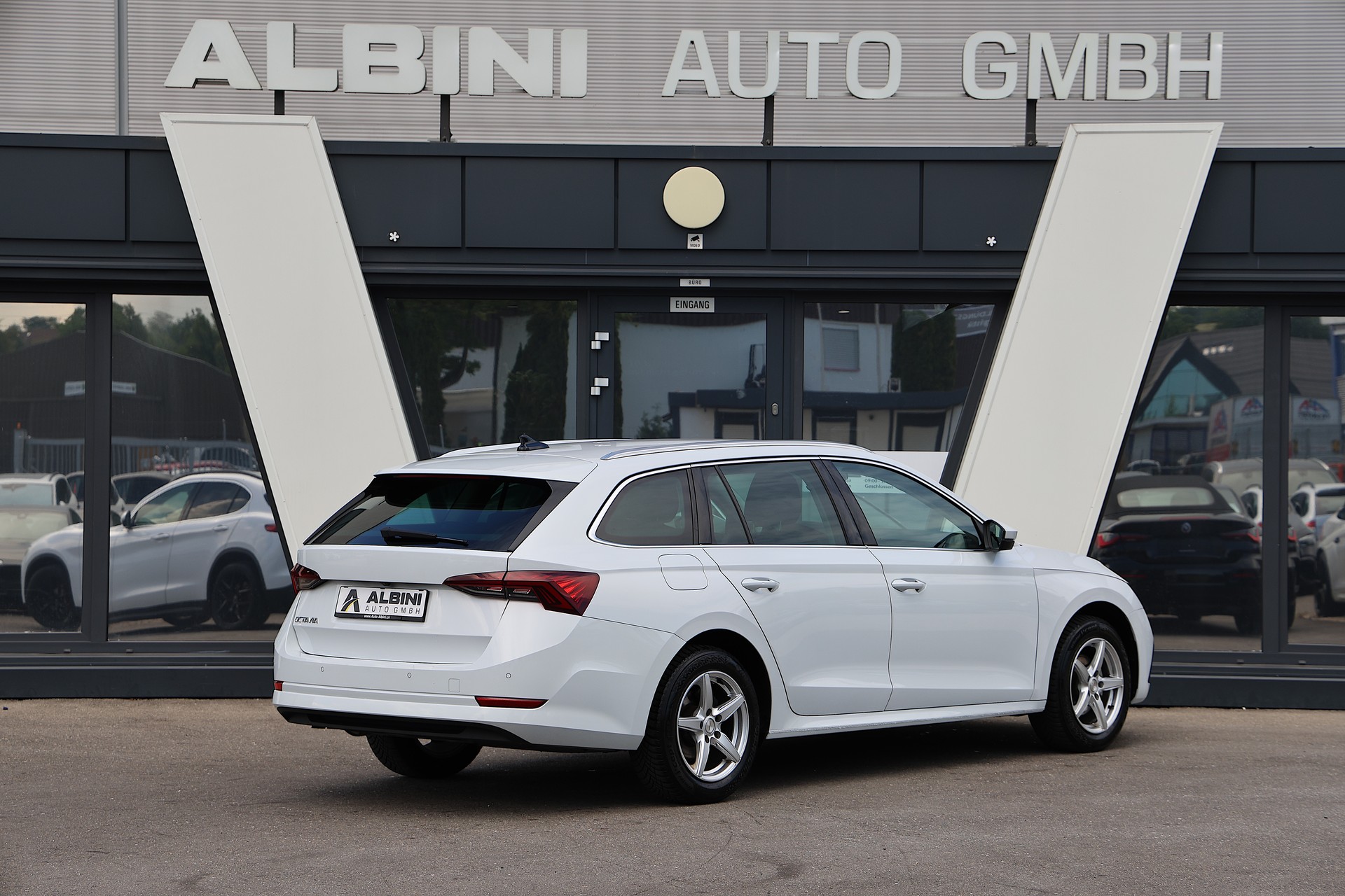 SKODA Octavia Combi 2.0 TDI DSG Style-showroom-element-2